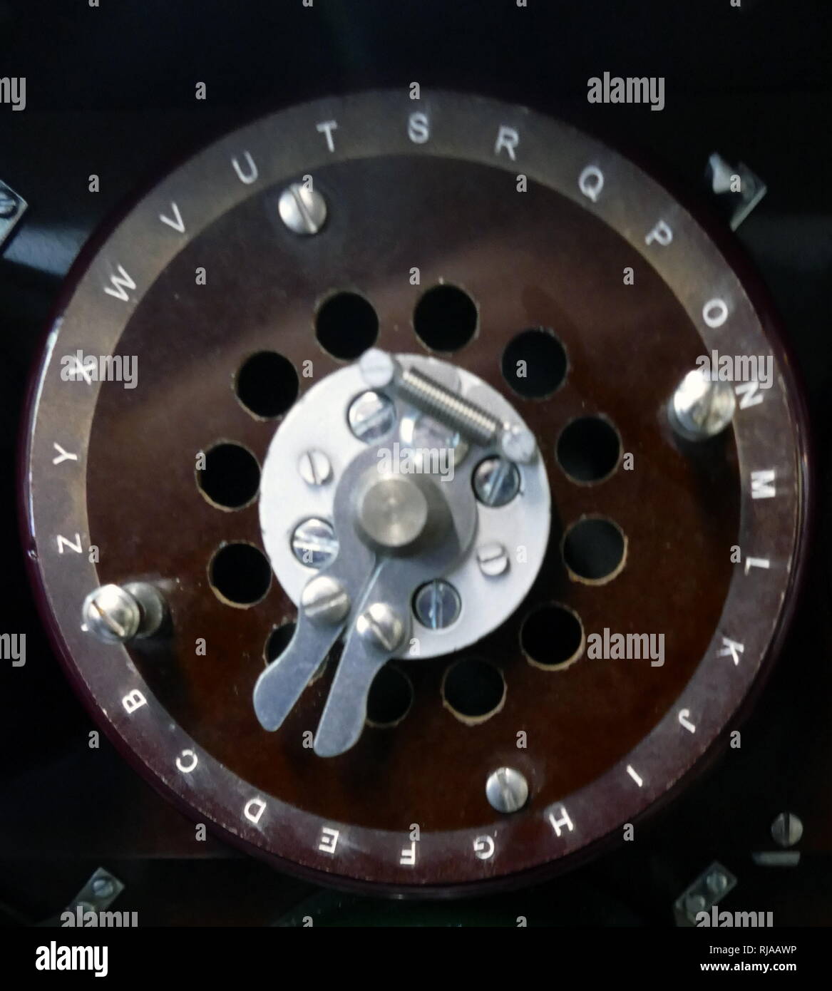 Détail d'un élément du contrôle de machine utilisée pour vérifier les messages décodés à partir de la Bombe à Bletchley Park. Cela montre les tableaux de connexions et 26 voies de câbles utilisés pour câbler le 'menus'. Il comprend les cartes 'diagonal' qui, malgré leur nom, sont physiquement rectangulaire. La bombe était un dispositif électro-mécanique utilisé par cryptologists britannique pour aider à déchiffrer l'allemand Enigma-machine-encrypted messages secrets durant la Seconde Guerre mondiale. La conception initiale de la bombe a été produit en 1939 à la UK Government Code et Cypher School (GC&CS) à Bletchley Park par Alan Turing, avec un important re Banque D'Images