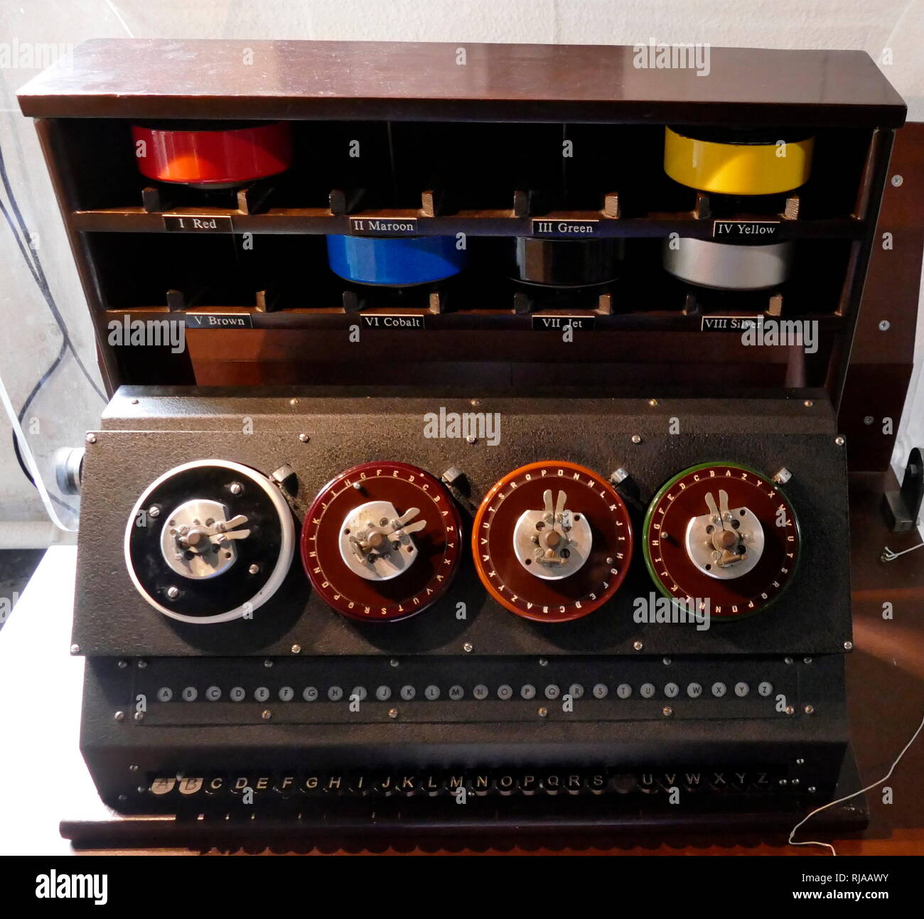 Détail d'un élément du contrôle de machine utilisée pour vérifier les messages décodés à partir de la Bombe à Bletchley Park. Cela montre les tableaux de connexions et 26 voies de câbles utilisés pour câbler le 'menus'. Il comprend les cartes 'diagonal' qui, malgré leur nom, sont physiquement rectangulaire. La bombe était un dispositif électro-mécanique utilisé par cryptologists britannique pour aider à déchiffrer l'allemand Enigma-machine-encrypted messages secrets durant la Seconde Guerre mondiale. La conception initiale de la bombe a été produit en 1939 à la UK Government Code et Cypher School (GC&CS) à Bletchley Park par Alan Turing, avec un important re Banque D'Images