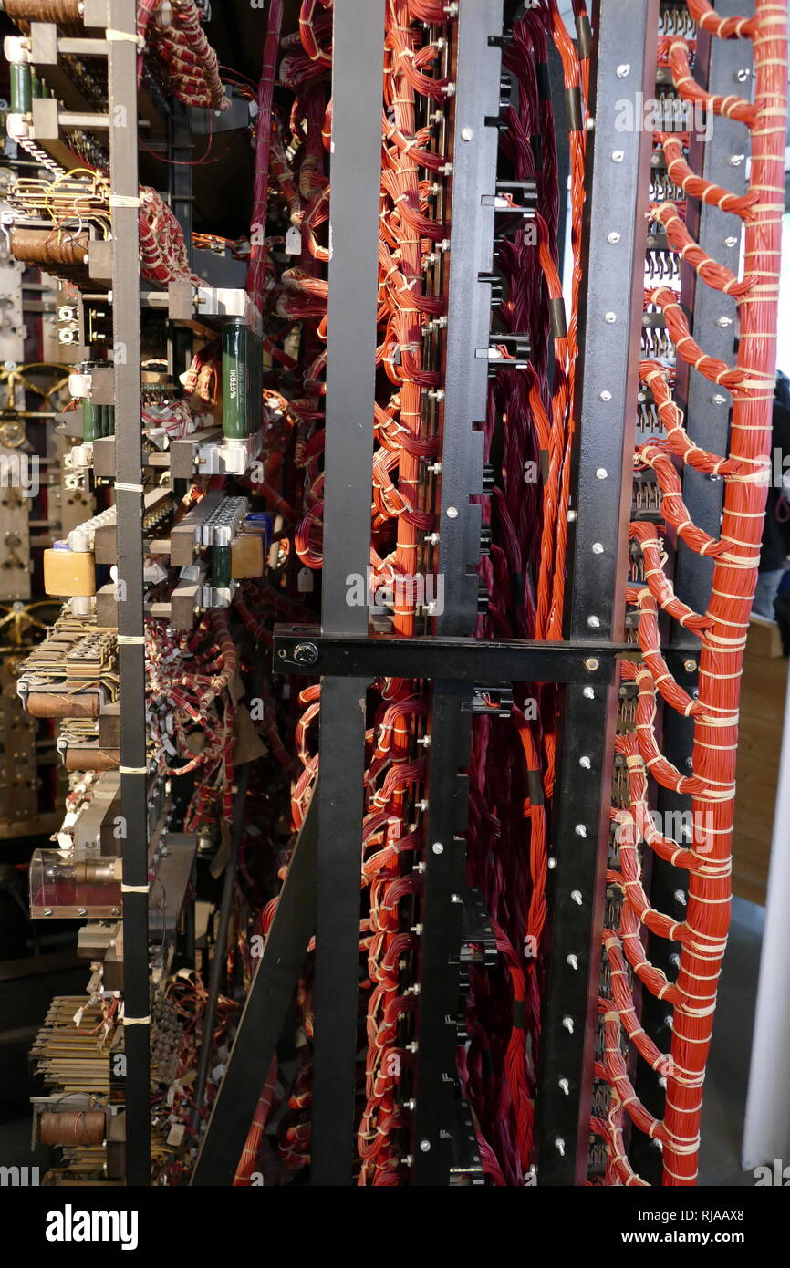 Vue arrière de la Bombe reconstruite à Bletchley Park. Cela montre les tableaux de connexions et 26 voies de câbles utilisés pour câbler le 'menus'. Il comprend les cartes 'diagonal' qui, malgré leur nom, sont physiquement rectangulaire. La bombe était un dispositif électro-mécanique utilisé par cryptologists britannique pour aider à déchiffrer l'allemand Enigma-machine-encrypted messages secrets durant la Seconde Guerre mondiale. La conception initiale de la bombe a été produit en 1939 à la UK Government Code et Cypher School (GC&CS) à Bletchley Park par Alan Turing, avec un raffinement important conçu en 1940 par Gordon Welchman Banque D'Images