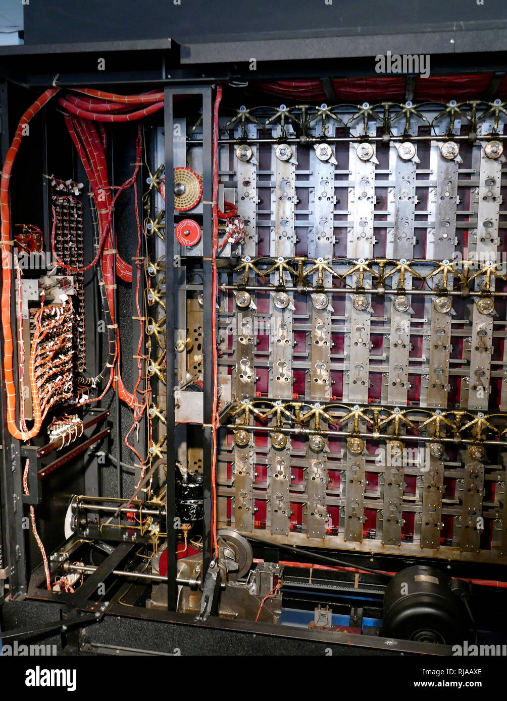 Vue arrière de la Bombe reconstruite à Bletchley Park. Cela montre les tableaux de connexions et 26 voies de câbles utilisés pour câbler le 'menus'. Il comprend les cartes 'diagonal' qui, malgré leur nom, sont physiquement rectangulaire. La bombe était un dispositif électro-mécanique utilisé par cryptologists britannique pour aider à déchiffrer l'allemand Enigma-machine-encrypted messages secrets durant la Seconde Guerre mondiale. La conception initiale de la bombe a été produit en 1939 à la UK Government Code et Cypher School (GC&CS) à Bletchley Park par Alan Turing, avec un raffinement important conçu en 1940 par Gordon Welchman Banque D'Images