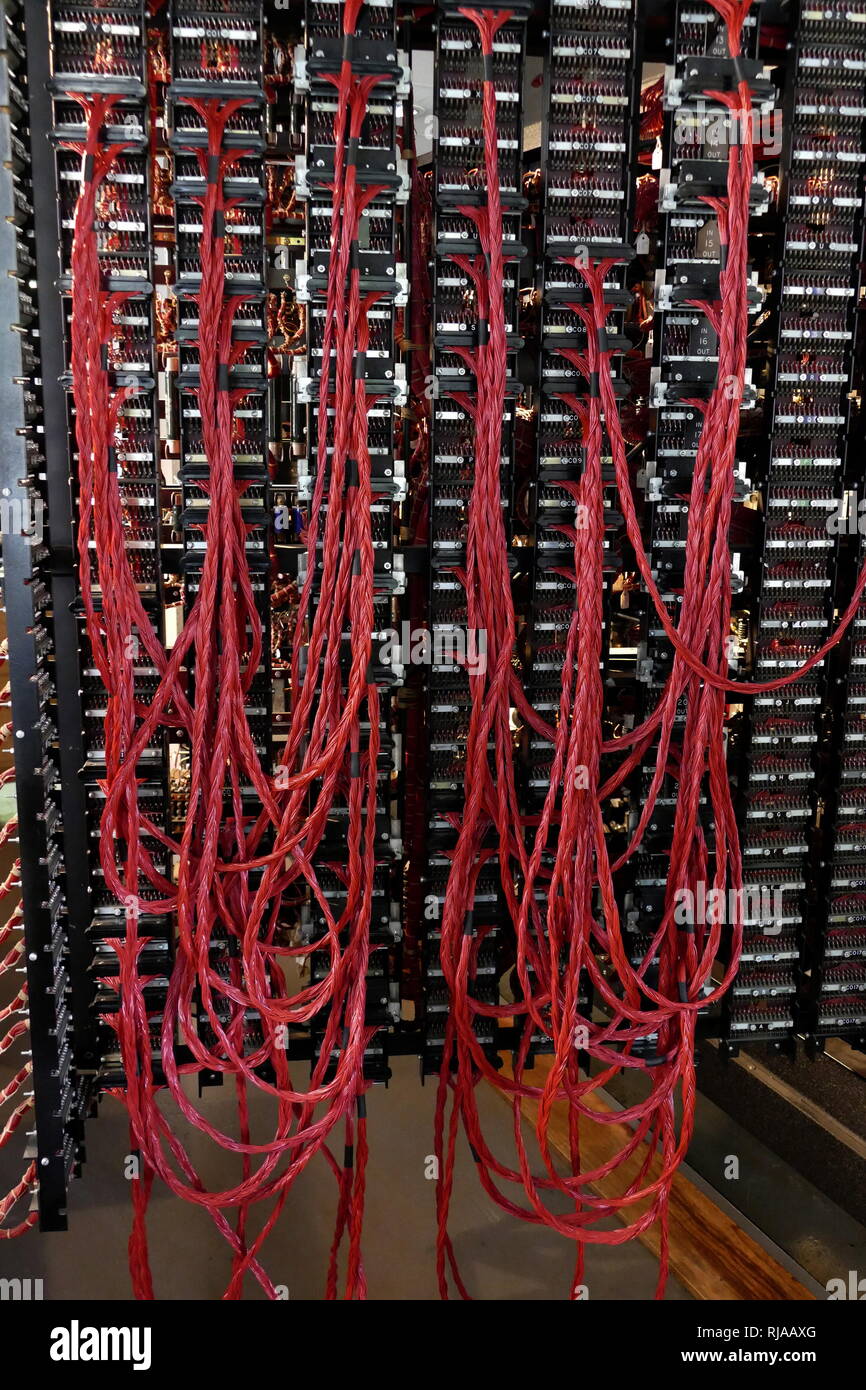 Vue arrière de la Bombe reconstruite à Bletchley Park. Cela montre les tableaux de connexions et 26 voies de câbles utilisés pour câbler le 'menus'. Il comprend les cartes 'diagonal' qui, malgré leur nom, sont physiquement rectangulaire. La bombe était un dispositif électro-mécanique utilisé par cryptologists britannique pour aider à déchiffrer l'allemand Enigma-machine-encrypted messages secrets durant la Seconde Guerre mondiale. La conception initiale de la bombe a été produit en 1939 à la UK Government Code et Cypher School (GC&CS) à Bletchley Park par Alan Turing, avec un raffinement important conçu en 1940 par Gordon Welchman Banque D'Images