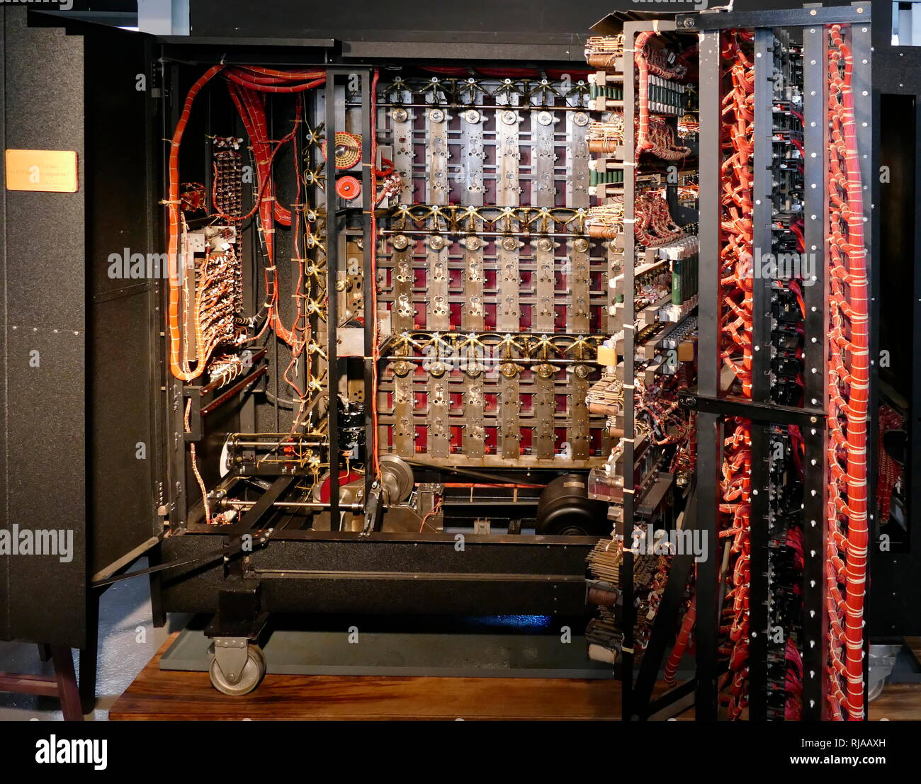 Vue arrière de la Bombe reconstruite à Bletchley Park. Cela montre les tableaux de connexions et 26 voies de câbles utilisés pour câbler le 'menus'. Il comprend les cartes 'diagonal' qui, malgré leur nom, sont physiquement rectangulaire. La bombe était un dispositif électro-mécanique utilisé par cryptologists britannique pour aider à déchiffrer l'allemand Enigma-machine-encrypted messages secrets durant la Seconde Guerre mondiale. La conception initiale de la bombe a été produit en 1939 à la UK Government Code et Cypher School (GC&CS) à Bletchley Park par Alan Turing, avec un raffinement important conçu en 1940 par Gordon Welchman Banque D'Images