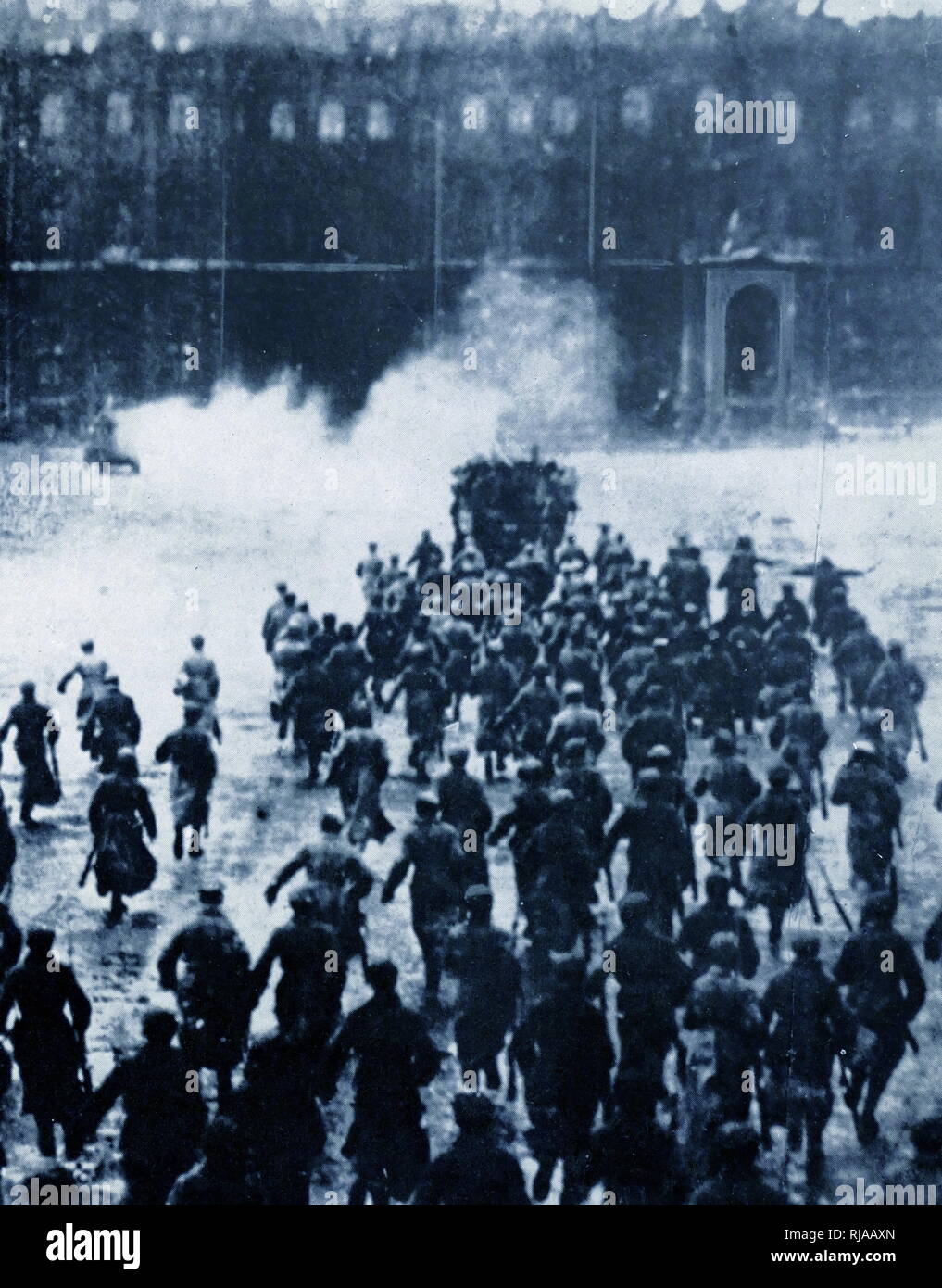 La prise du Palais d'hiver était une masse 1920 re-enactment, fondées sur des événements à Petrograd (Saint-Pétersbourg), au cours de la révolution d'octobre 1917. Prendre place sur le troisième anniversaire de la révolution, il a été réalisé par Nikolai Evreinov et a été sous-titré un 'Mass action.' Les jeux ont été conçus par Yuri Annenkov. Le spectacle a été organisé à l'extérieur de l'ancien palais d'hiver des tsars où le gouvernement provisoire était en réunion au moment de la révolution bolchevique. Banque D'Images
