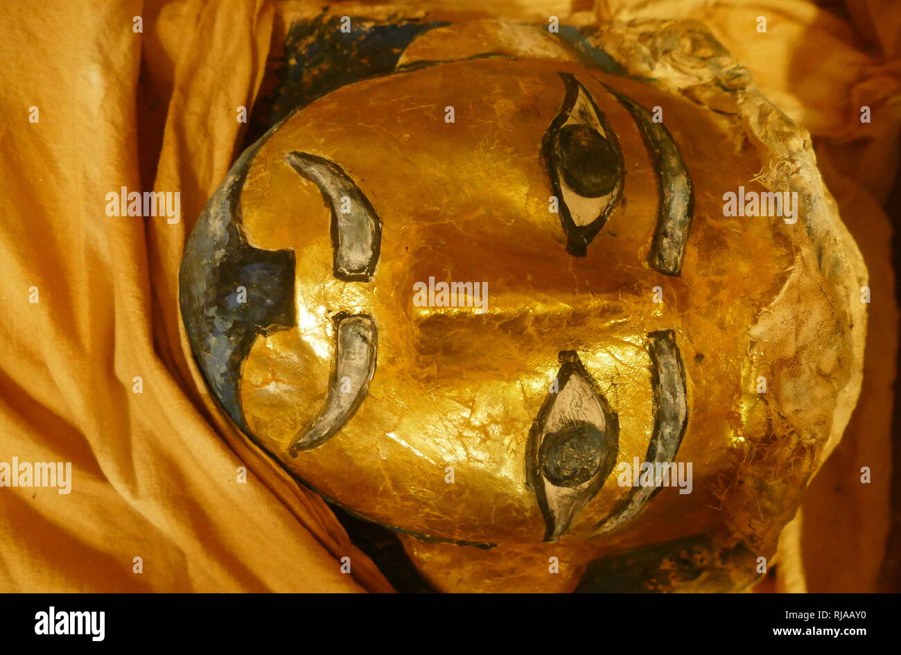 Reconstruction de la momie d'Ankhef qui souffrait de l'ostéo-arthrite de la colonne vertébrale et la hanche gauche. 12e dynastie, d'Assiout, Égypte. composé de bois, des tissus et linge de maison, du gesso. 2020 BC Banque D'Images