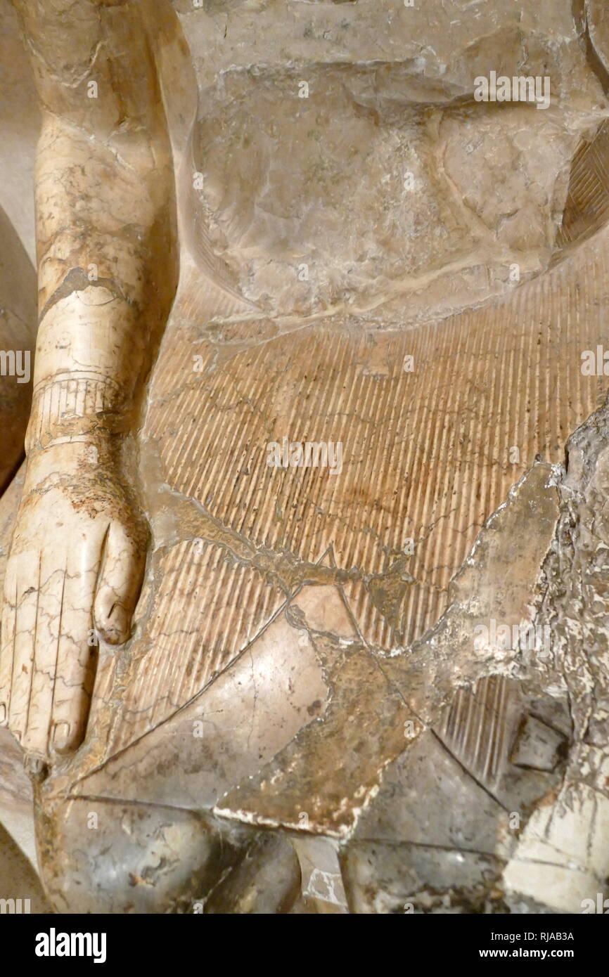 Statue du dieu Amon. XIX dynastie, règne de Ramsès II. Circa 1290-1224 BC ; Amon était l'un des huit dieux de l'Égypte ancienne qui a formé l'Ogdoad d'Hermopolis. Il était le dieu de l'air. Au cours de la douzième dynastie (Moyen Empire) Amon a été adopté à Thèbes, comme le roi des dieux avec Mut comme son épouse Banque D'Images