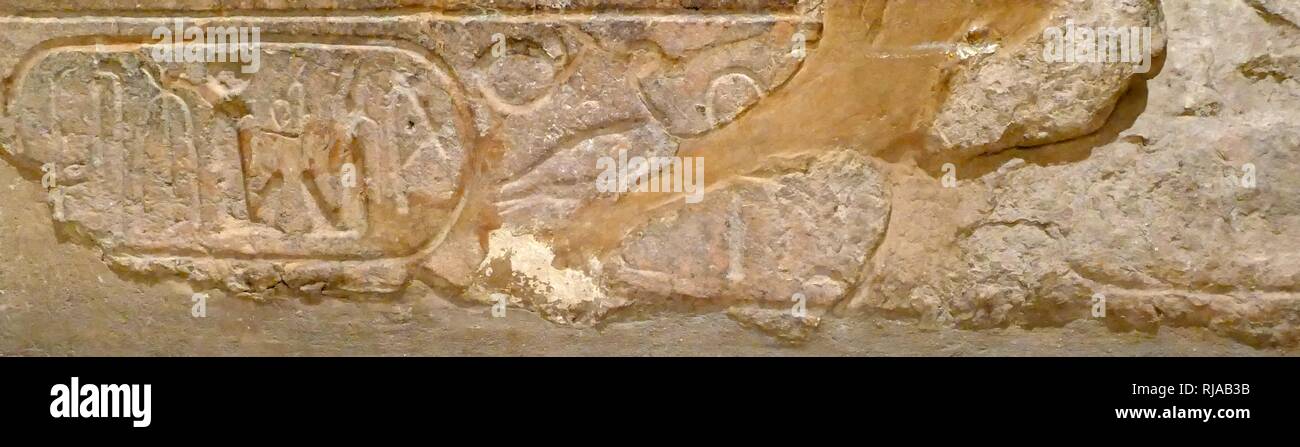 Cartouche d'une statue de la déesse Mout et le dieu Amon. XIX dynastie, règne de Ramsès II. Circa 1290-1224 BC ; Mut était la déesse mère de Thèbes. Amon est l'un des huit dieux de l'Égypte ancienne qui a formé l'Ogdoad d'Hermopolis. Il était le dieu de l'air. Au cours de la douzième dynastie (Moyen Empire) Amon a été adopté à Thèbes, comme le roi des dieux avec Mut comme son épouse Banque D'Images