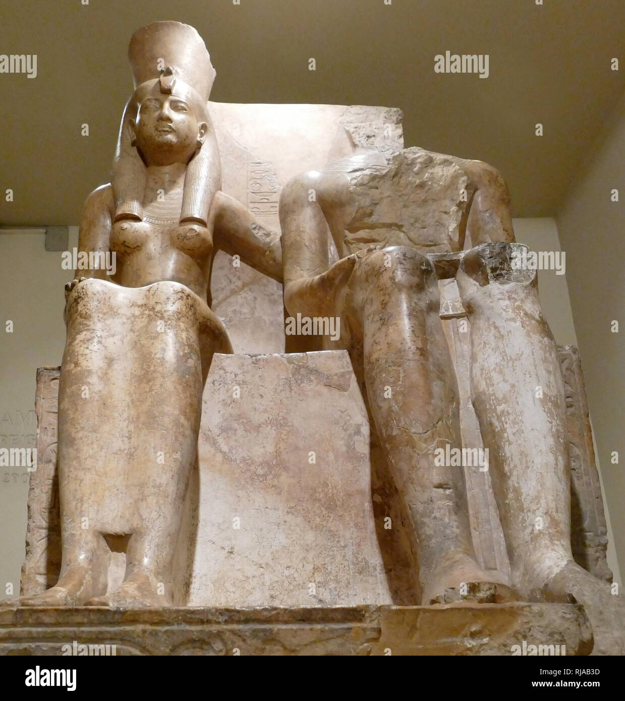 Statue de la déesse Mout et le dieu Amon. XIX dynastie, règne de Ramsès II. Circa 1290-1224 BC ; Mut était la déesse mère de Thèbes. Amon est l'un des huit dieux de l'Égypte ancienne qui a formé l'Ogdoad d'Hermopolis. Il était le dieu de l'air. Au cours de la douzième dynastie (Moyen Empire) Amon a été adopté à Thèbes, comme le roi des dieux avec Mut comme son épouse Banque D'Images