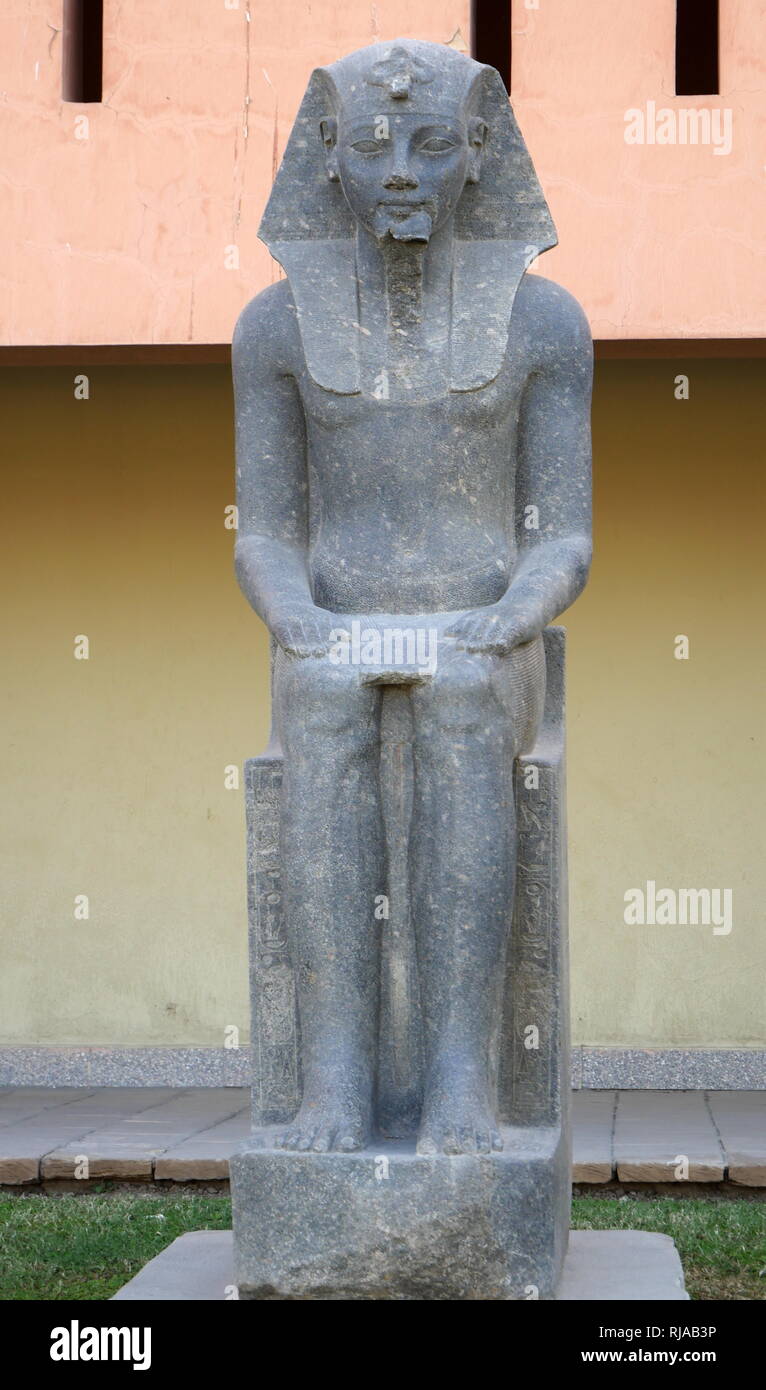 Statue d'Amenhotep III nouveau royaume, granit noir. Trouvé à Louxor, Égypte. Amenhotep III (Aménophis III), également connu sous le nom d'Aménophis le magnifique, est le neuvième pharaon de la xviiie dynastie. gouvernait l'Égypte à partir de juin 1386 à 1349 BC. Banque D'Images