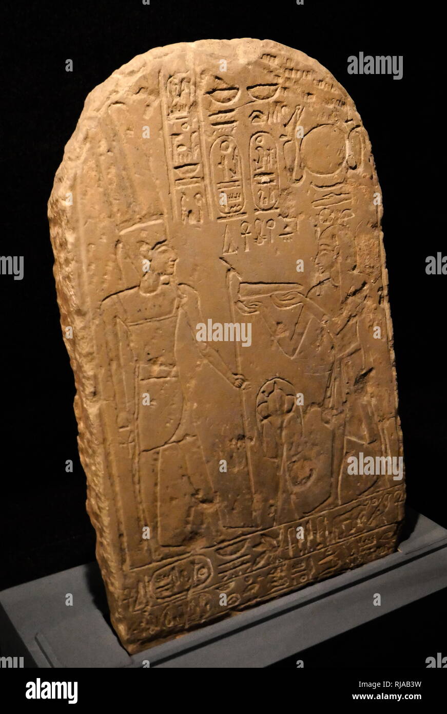 Stèle de grès du Roi Ramsès III. Montre Ramsès, présentant un sacrifice à Amun Re. Amon est l'un des huit dieux de l'Égypte ancienne qui a formé l'Ogdoad d'Hermopolis. Il était le dieu de l'air. Au cours de la douzième dynastie (Moyen Empire) Amon a été adopté à Thèbes comme le roi des dieux. Usimare Ramsès III (également écrit Ramsès et Ramsès) a été le deuxième Pharaon de la xxe dynastie. 1162 BC Banque D'Images
