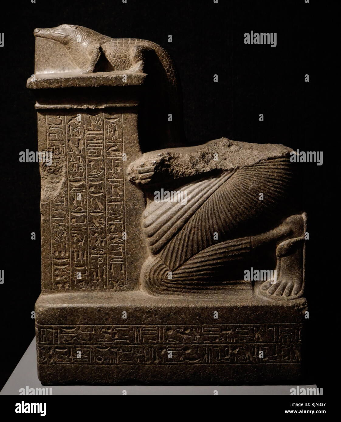 Statue votive illustrant Mayi offrant de la Dieu Crocodile Sobek. Nouveau Royaume. Sobek est un dieu du Nil qui a apporté la fertilité à la terre. Mayi, un responsable local de l'ancienne ville Sumenu. Le nouveau royaume de l'Égypte, également appelé l'Empire égyptien, est la période de l'histoire de l'Égypte ancienne entre le 16e siècle avant J.-C. et le 11e siècle avant J.-C. Banque D'Images