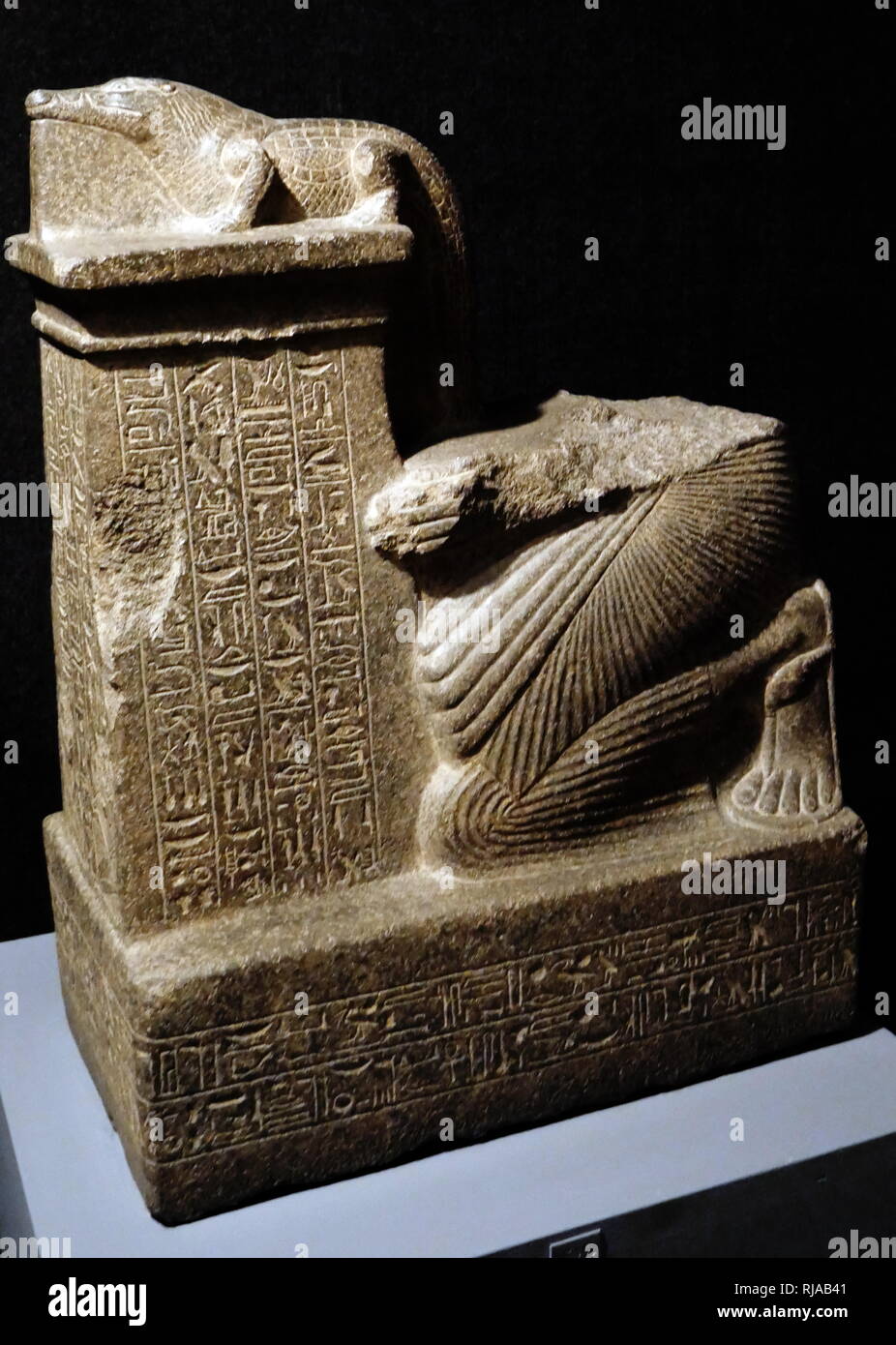 Statue votive illustrant Mayi offrant de la Dieu Crocodile Sobek. Nouveau Royaume. Sobek est un dieu du Nil qui a apporté la fertilité à la terre. Mayi, un responsable local de l'ancienne ville Sumenu. Le nouveau royaume de l'Égypte, également appelé l'Empire égyptien, est la période de l'histoire de l'Égypte ancienne entre le 16e siècle avant J.-C. et le 11e siècle avant J.-C. Banque D'Images