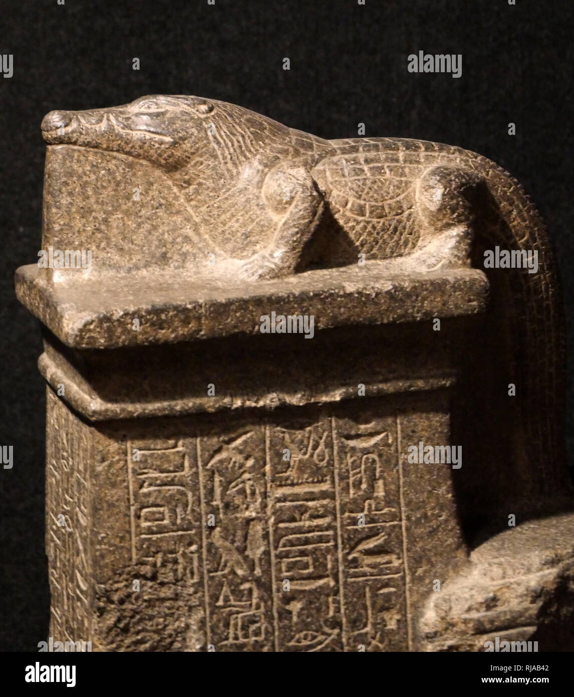 Statue votive représentant le Dieu Crocodile Sobek. Nouveau Royaume. Sobek est un dieu du Nil qui a apporté la fertilité à la terre. Le nouveau royaume de l'Égypte, également appelé l'Empire égyptien, est la période de l'histoire de l'Égypte ancienne entre le 16e siècle avant J.-C. et le 11e siècle avant J.-C. Banque D'Images