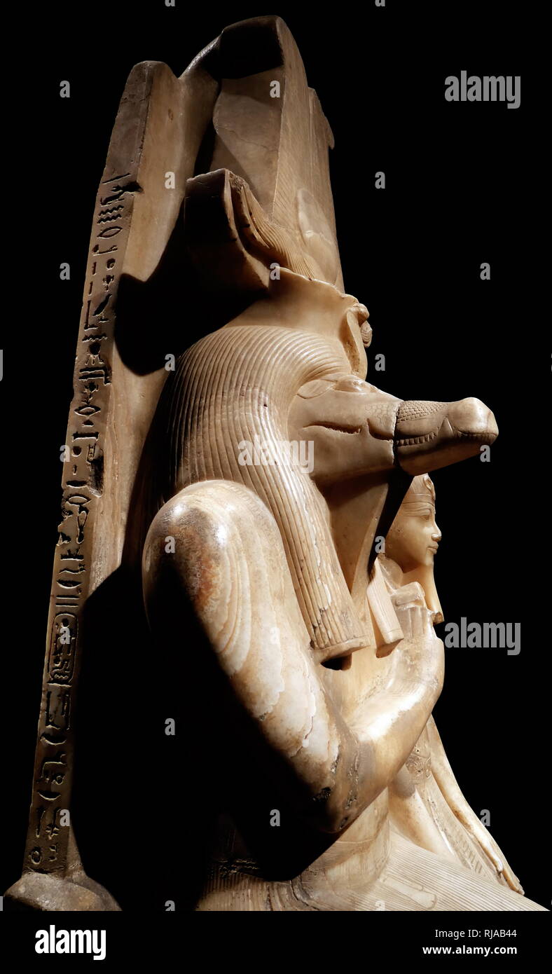Statue de calcite et Sobek Amenhotep III, le Musée de Louxor, Louxor, Egypte. Amenhotep III (Aménophis III), également connu sous le nom d'Aménophis le magnifique, est le neuvième pharaon de la xviiie dynastie. gouvernait l'Égypte à partir de juin 1386 à 1349 BC. Sobek était le dieu du Nil. Banque D'Images