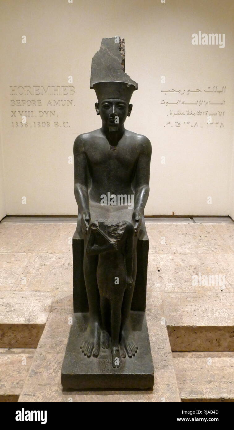 Détail d'une statue d'Amon avec Horemheb avant lui. 18e dynastie égyptienne,. Amon est l'un des huit dieux de l'Égypte ancienne qui a formé l'Ogdoad d'Hermopolis. Il était le dieu de l'air. Horemheb a conclu pour 14 ans, entre 1319 et 1292 av. J.-C.-B. Banque D'Images