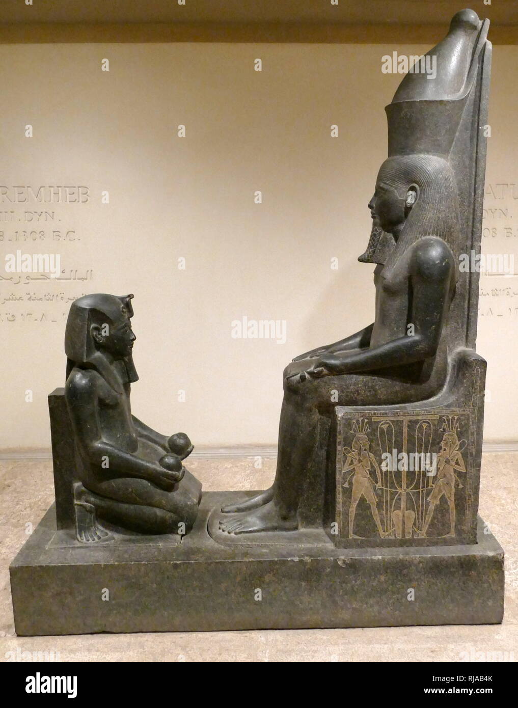Statue d'Horemheb, roi d'Égypte, à genoux devant le dieu Atoum la principale divinité de Per-Tem ('chambre d'Atoum') dans Pithom dans l'est du Delta. 18e dynastie 1308 AV 18e dynastie 1308 BC. Horemheb a conclu pour 14 ans, entre 1319 et 1292 av. J.-C.-B. Banque D'Images