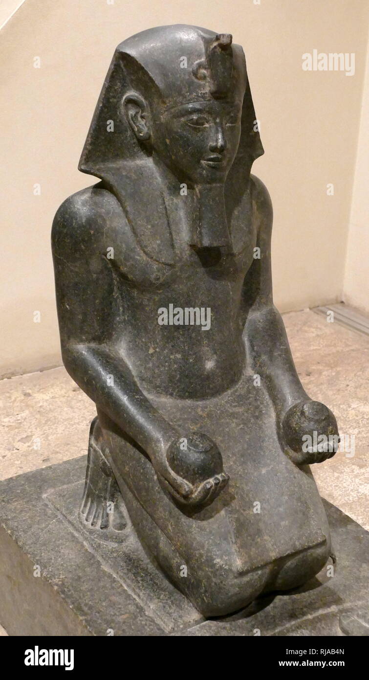 Statue d'Horemheb, roi d'Égypte, à genoux devant le dieu Atoum la principale divinité de Per-Tem ('chambre d'Atoum') dans Pithom dans l'est du Delta. 18e dynastie 1308 AV 18e dynastie 1308 BC. Horemheb a conclu pour 14 ans, entre 1319 et 1292 av. J.-C.-B. Banque D'Images