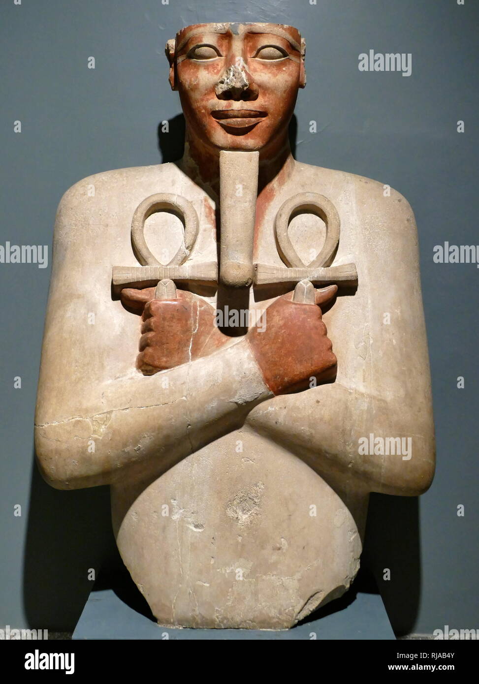 Pilier Osiride statue de pharaon Sésostris I d'Égypte. Empire du Milieu. Pierre calcaire ; 1926 BC. Le Roi est représenté comme Osiris, dieu des morts, et souverain du monde souterrain. Il est titulaire de l'ankh, utilisé dans l'Egypte ancienne comme un symbole de vie. Sésostris I, (Sésostris I et Senwosret I), a été le deuxième pharaon de la xiie dynastie égyptienne. Il règne de 1971 à 1926 av. J.-C.-B. Banque D'Images