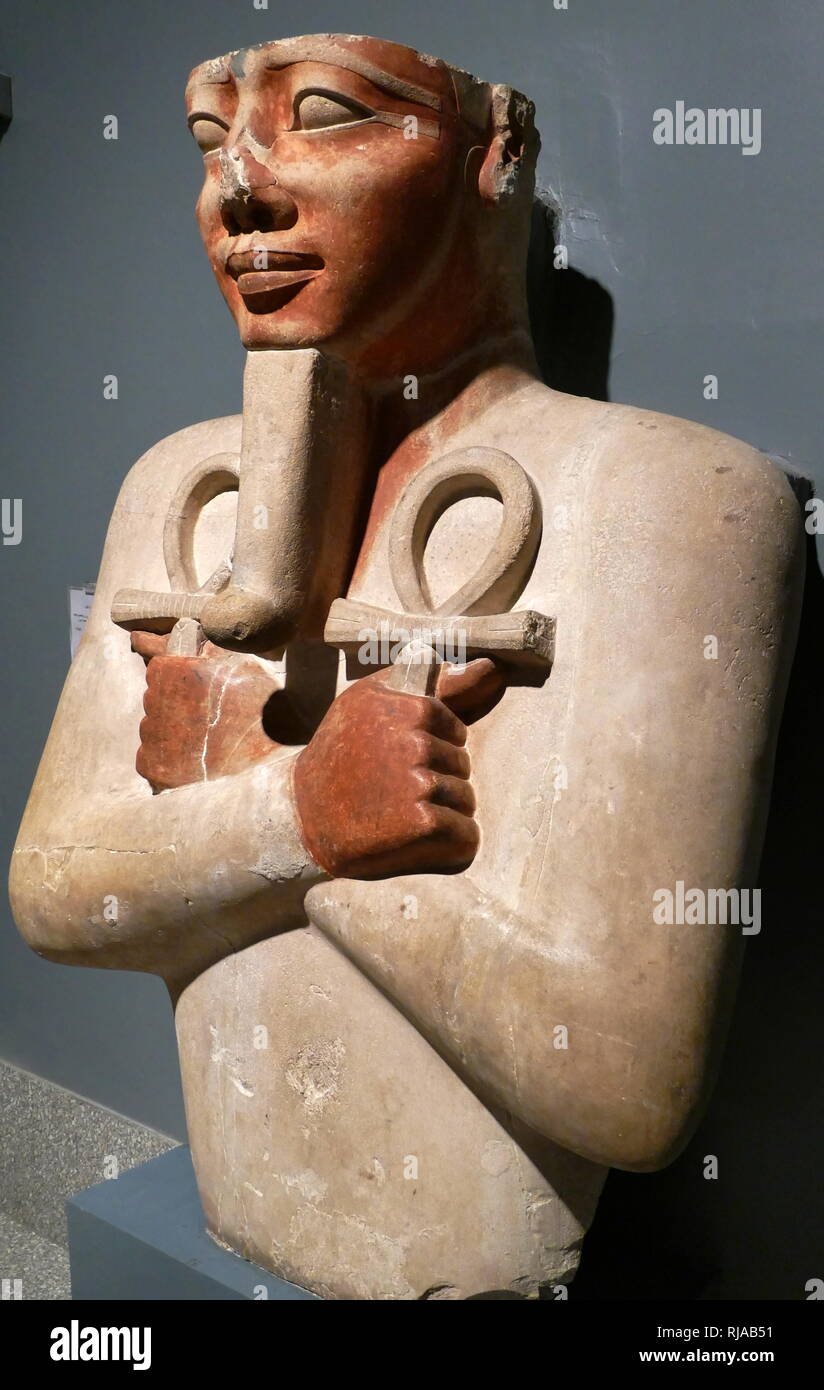 Pilier Osiride statue de pharaon Sésostris I d'Égypte. Empire du Milieu. Pierre calcaire ; 1926 BC. Le Roi est représenté comme Osiris, dieu des morts, et souverain du monde souterrain. Il est titulaire de l'ankh, utilisé dans l'Egypte ancienne comme un symbole de vie. Sésostris I, (Sésostris I et Senwosret I), a été le deuxième pharaon de la xiie dynastie égyptienne. Il règne de 1971 à 1926 av. J.-C.-B. Banque D'Images