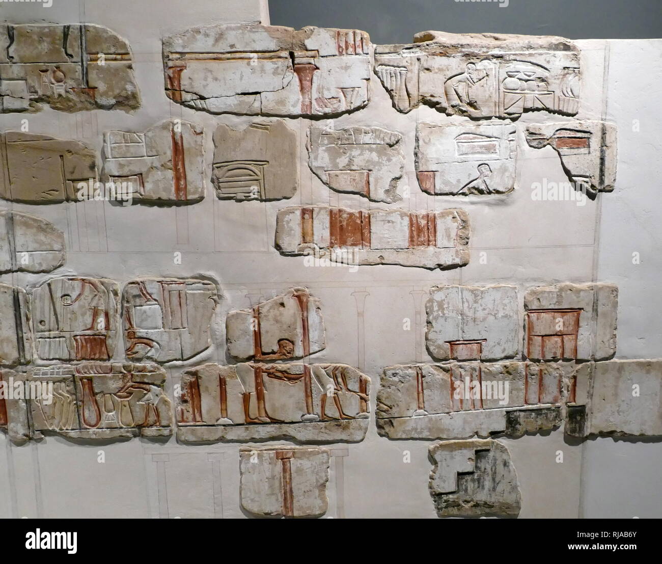 Détail d'une fresque murale d'un mur du temple de Karnak dans le style d'Amarna, pendant le règne d'Akhenaton. 1365-1360 BC. Akhénaton ( appelé avant la cinquième année de son règne, Amenhotep IV), était un pharaon égyptien de la xviiie Dynastie qui régna pendant 17 ans et peut-être mort en 1336 ou 1334 av. J.-C.-B. Il est noté pour l'abandon du polythéisme traditionnel égyptien et l'introduction sur le culte centré Aton. Banque D'Images