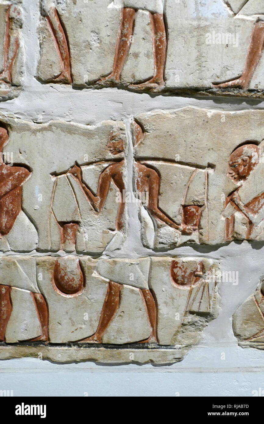 Détail d'une fresque murale d'un mur du temple de Karnak dans le style d'Amarna, pendant le règne d'Akhenaton. 1365-1360 BC. Akhénaton ( appelé avant la cinquième année de son règne, Amenhotep IV), était un pharaon égyptien de la xviiie Dynastie qui régna pendant 17 ans et peut-être mort en 1336 ou 1334 av. J.-C.-B. Il est noté pour l'abandon du polythéisme traditionnel égyptien et l'introduction sur le culte centré Aton. Banque D'Images