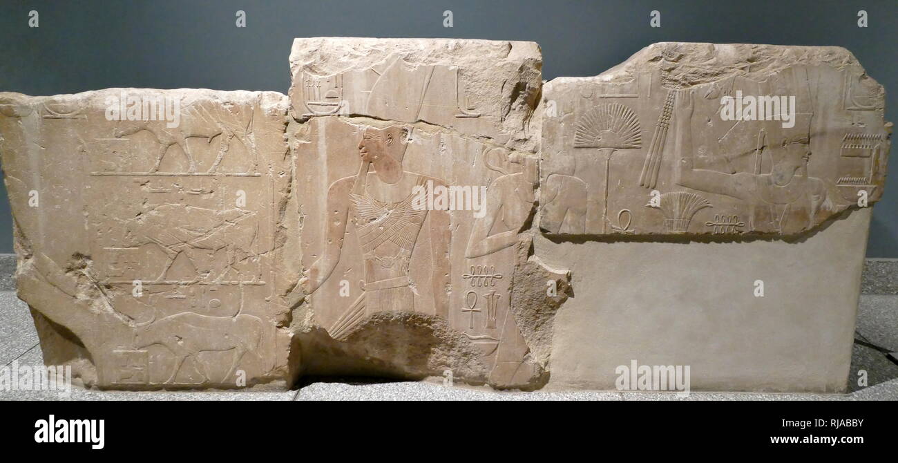 Fragment d'un mur du temple de Karnak. Le mur représenté Tutmosis II et de la reine Hatshepsout xviiième Dynastie, 1480 AV. Banque D'Images