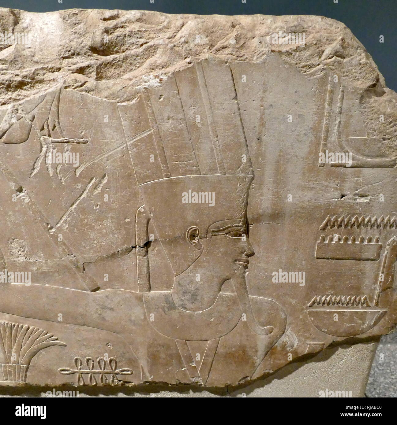 Fragment d'un mur du temple de Karnak. Le mur représenté Tutmosis II et de la reine Hatshepsout xviiième Dynastie, 1480 AV. Banque D'Images