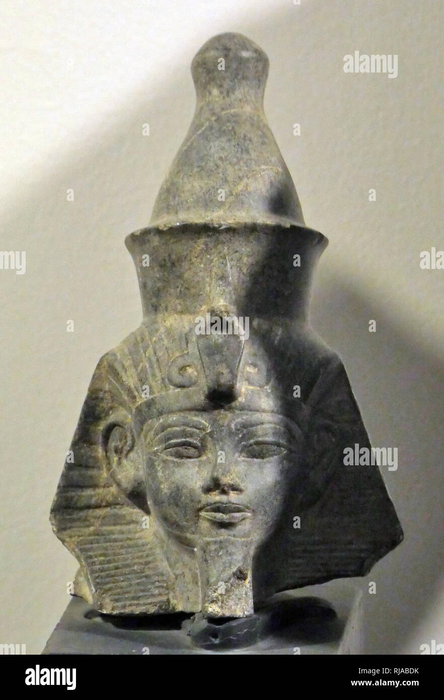 Statue en granit d'Amenhotep III, le Musée de Louxor, Louxor, Egypte. Amenhotep III (Aménophis III), également connu sous le nom d'Aménophis le magnifique, est le neuvième pharaon de la xviiie dynastie. gouvernait l'Égypte à partir de juin 1386 à 1349 av. Banque D'Images
