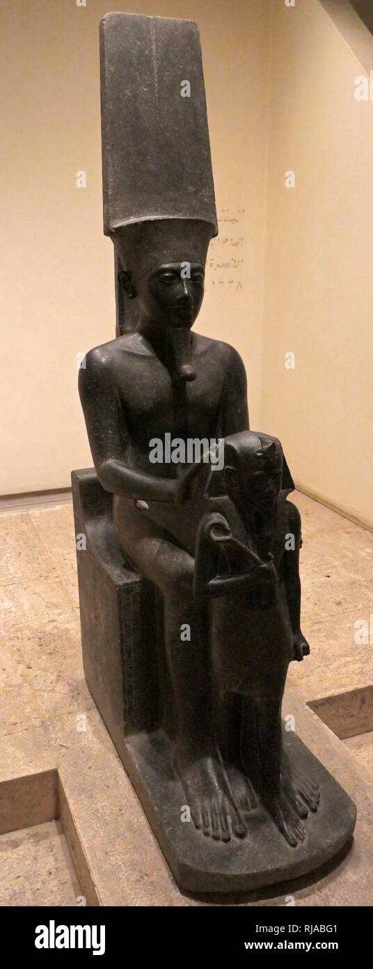 Détail d'une statue d'Amon avec Horemheb avant lui. 18e dynastie égyptienne,. Amon est l'un des huit dieux de l'Égypte ancienne qui a formé l'Ogdoad d'Hermopolis. Il était le dieu de l'air. Horemheb a conclu pour 14 ans, entre 1319 et 1292 av. J.-C.-B. Banque D'Images
