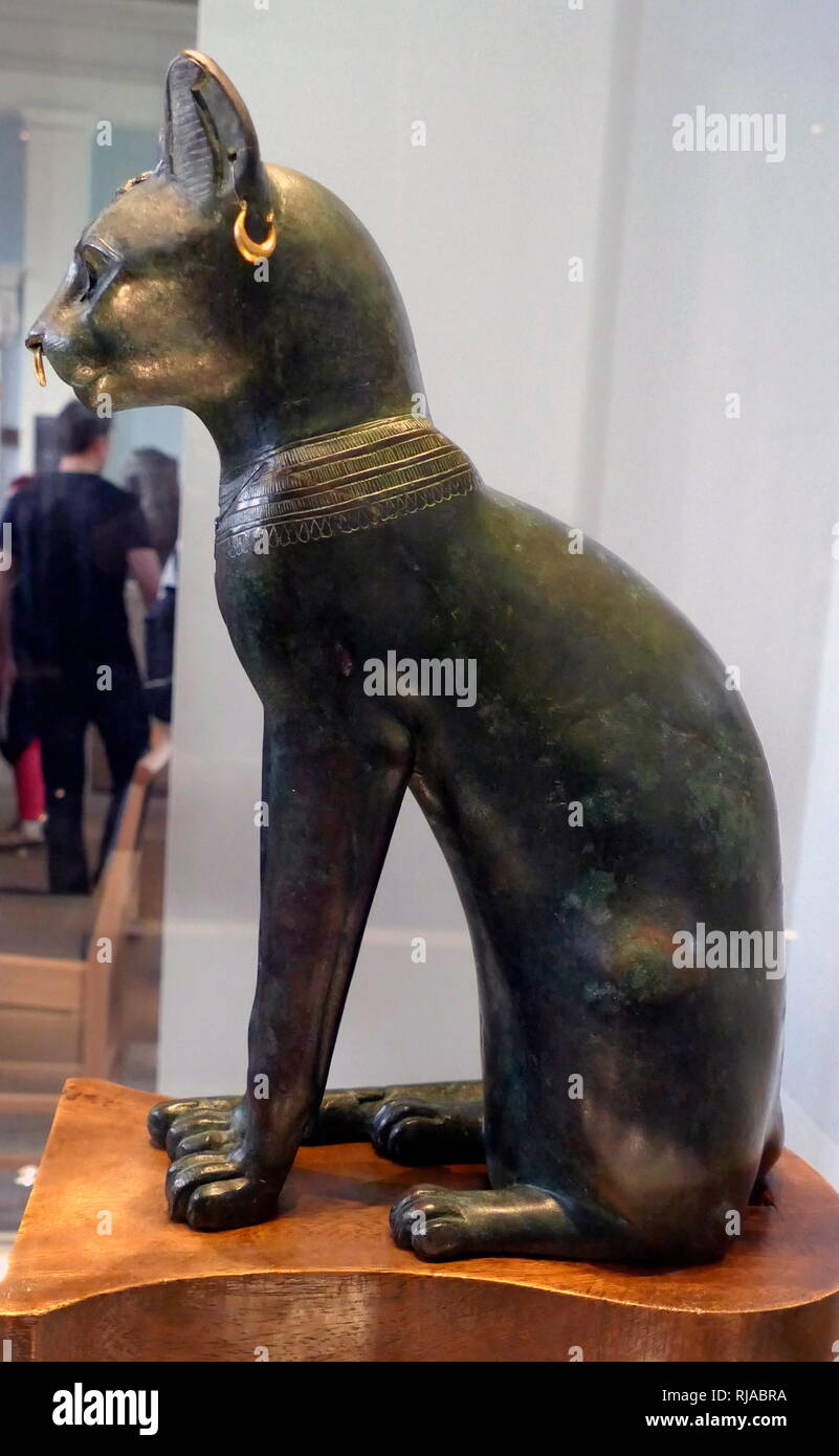 Le chat Gayer-Anderson est une ancienne statue égyptienne d'un chat, qui date de la période tardive (autour de 664-332 av. J.-C.). Il est fait de bronze, avec des ornements d'or. La sculpture est connue sous le nom de Gayer-Anderson cat après le Major Robert Grenville Gayer-Anderson. Le chat porte des bijoux et d'une amulette de protection ouadjet. Un scarabée apparaît sur la tête et d'un scarabée est indiqué sur la poitrine. Banque D'Images