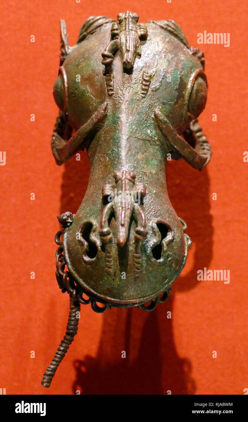 Bronze coulé, Ram's head, Igbo Ukwu, excavées au Nigéria. 9e-10e siècle. Deux sauterelles décorer le bout du nez et le front Banque D'Images