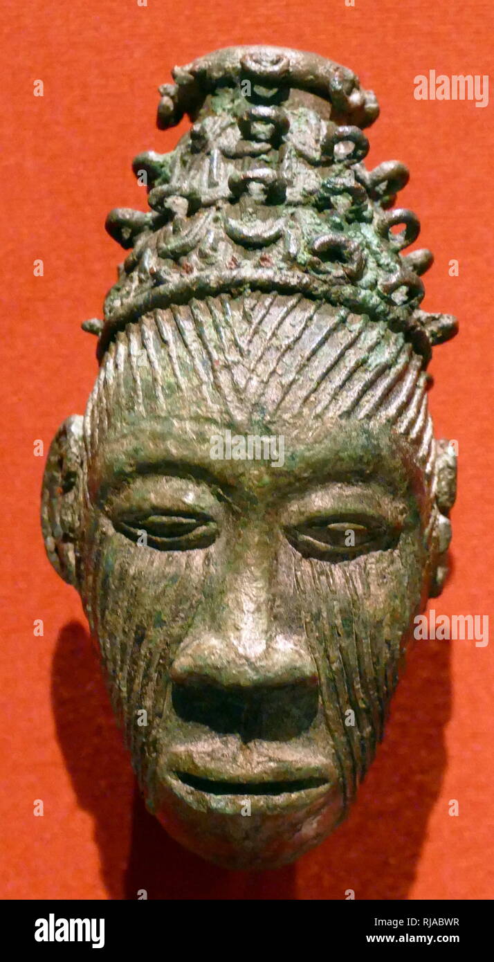 Bronze coulé, tête humaine, montrant les scarifications, fouillé à l'Igbo Ukwu, Nigeria. 9e-10e siècle Banque D'Images