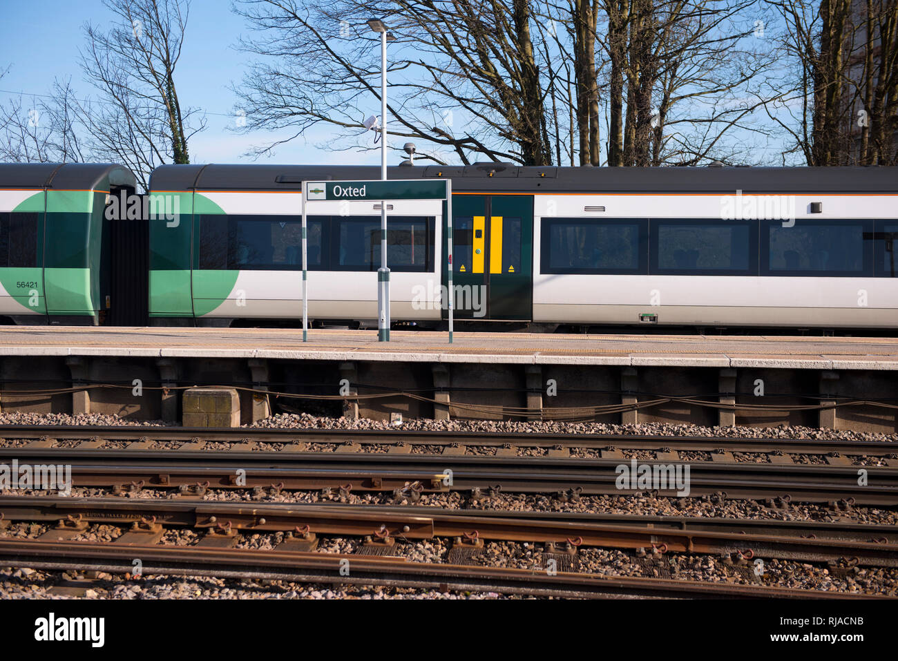 Oxted est une station de train Turbostar dans la plate-forme Banque D'Images