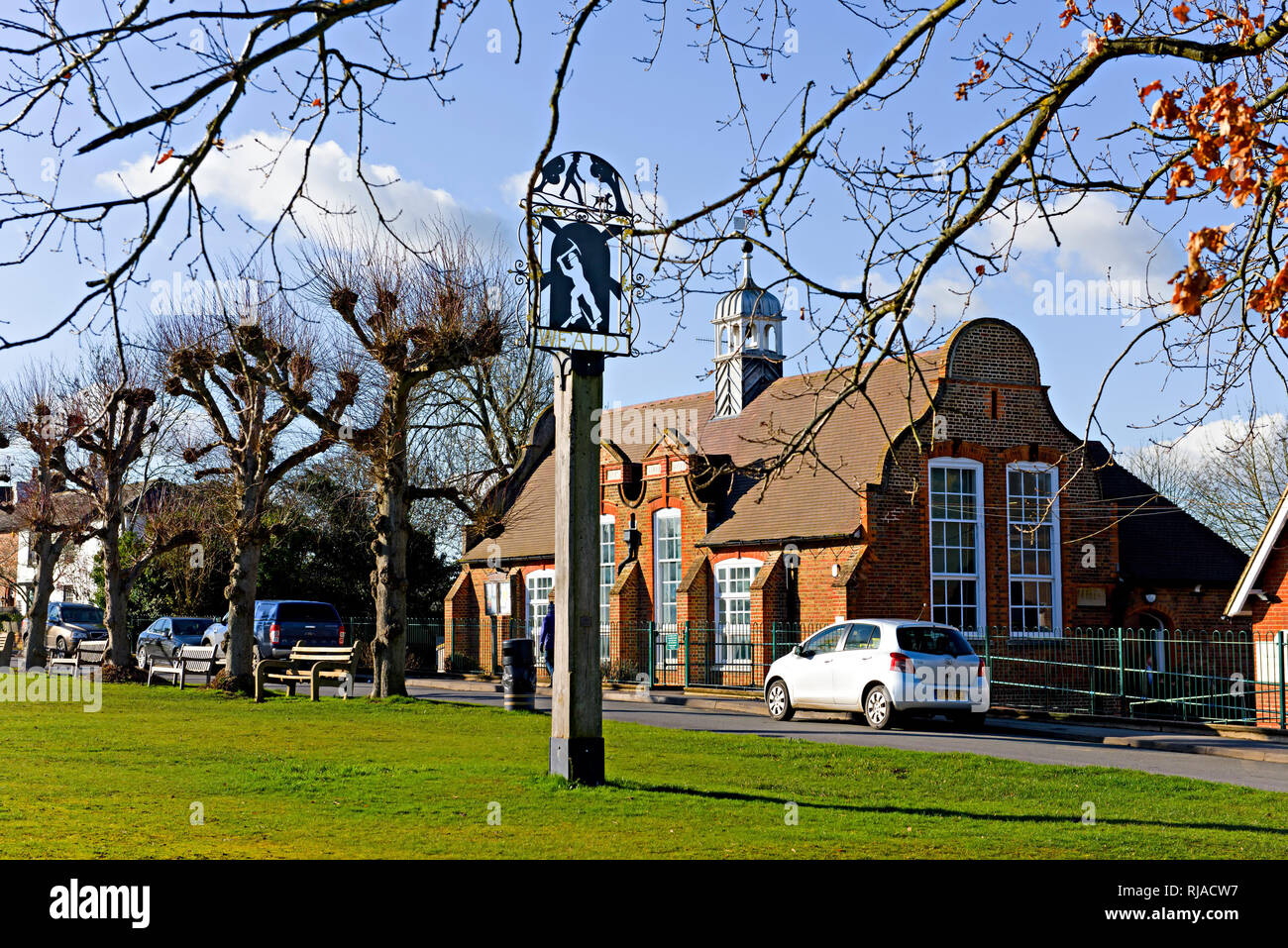 Weald Village, dans le Kent, dans le sud-est de l'Angleterre, environ 38 kilomètres de Londres. Derrière le panneau du village est l'école primaire communautaire Weald Banque D'Images