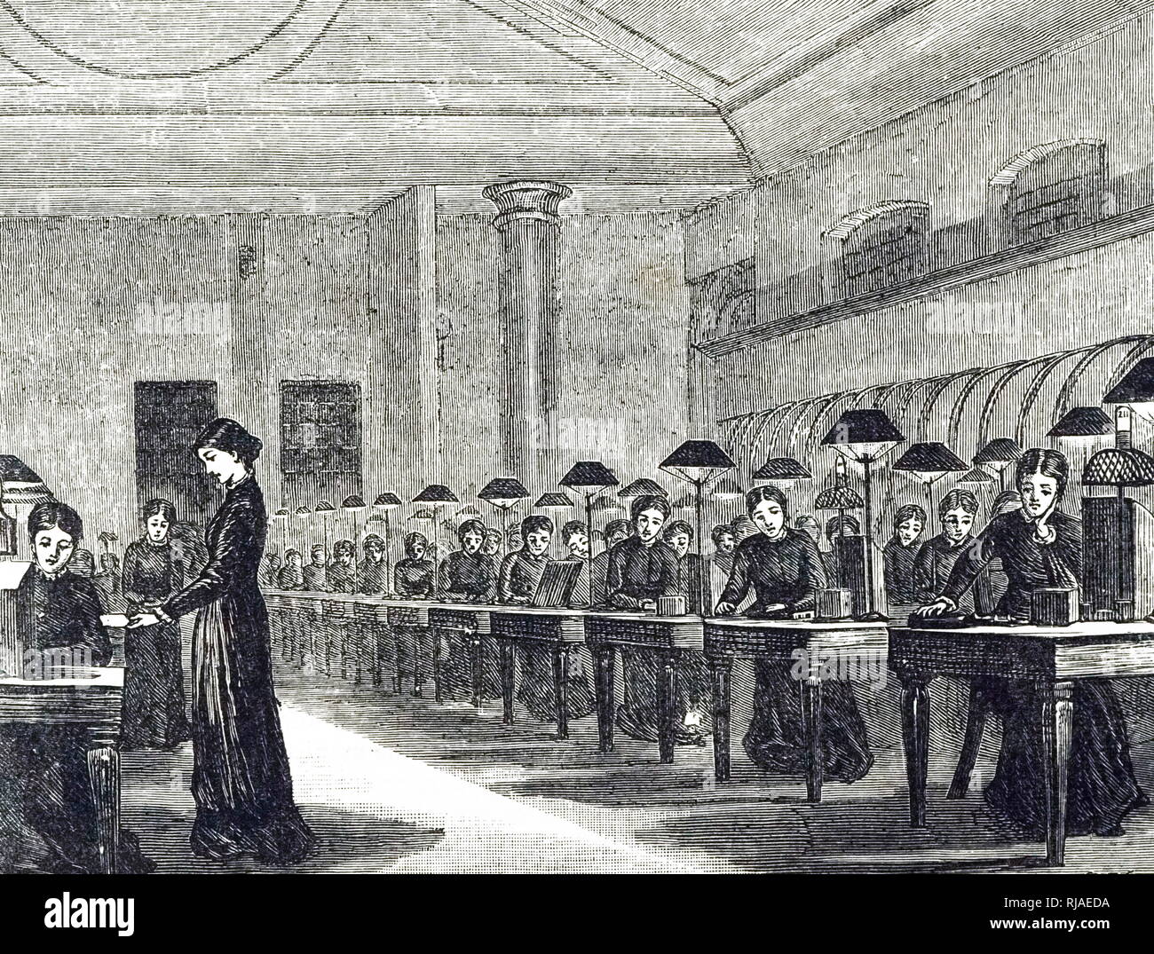 Illustration montrant les femmes travailleuses des postes dans la salle de tri au bureau de poste général à St Mary-le-Grand, Londres. 1879. Banque D'Images