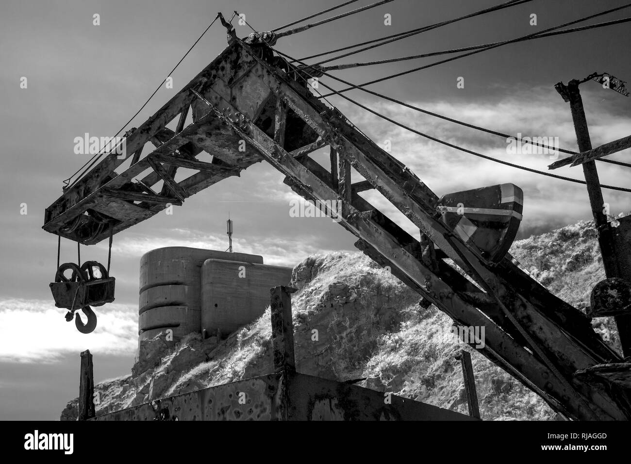 Une image infrarouge de la conduite de tir allemand post (Odéon) avec une ancienne voie ferroviaire grue en Mannez carrière, les deux représentant des temps passés. Banque D'Images