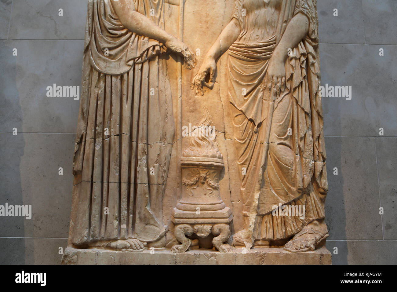 Soulagement avec 2 déesses. Romain, époque impériale. 1re et 2e 100. Brûleur en Altarlike. Copie d'un original grec. Le Met, NY, USA Banque D'Images