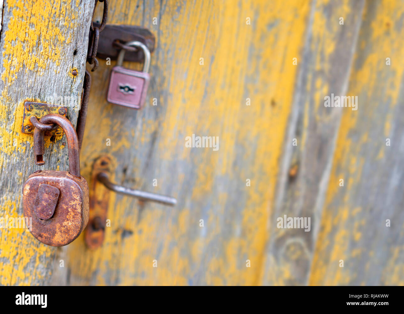 Closeup of old lock sur porte en bois patiné jaune Banque D'Images