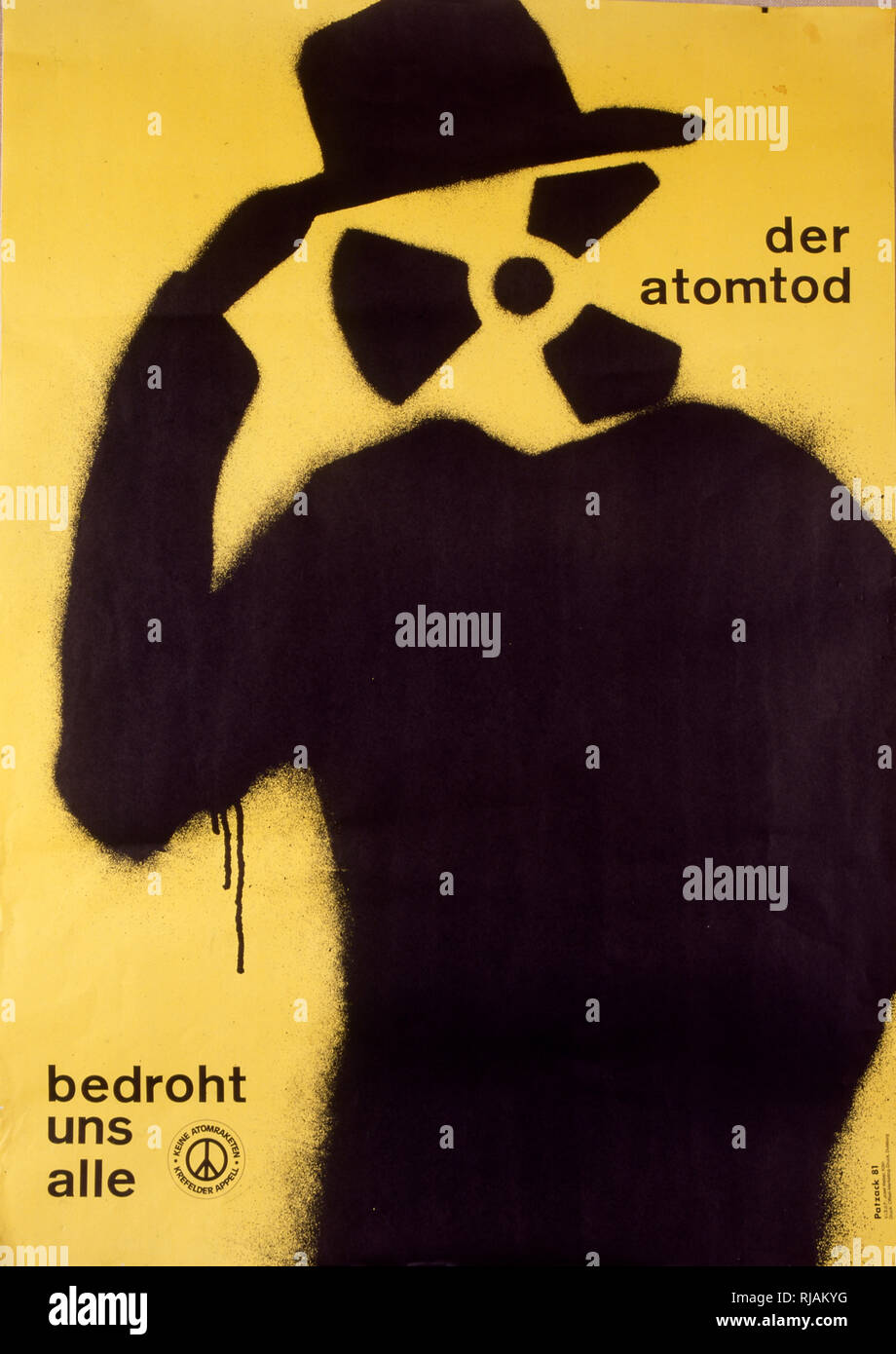 Le désarmement nucléaire allemand affiche, par Bernhard Patzack, 1981. 'Der Atomtod bedroht uns alle - Keine Atomraketen'. La mort nucléaire nous menace tous - pas de missiles nucléaires Banque D'Images