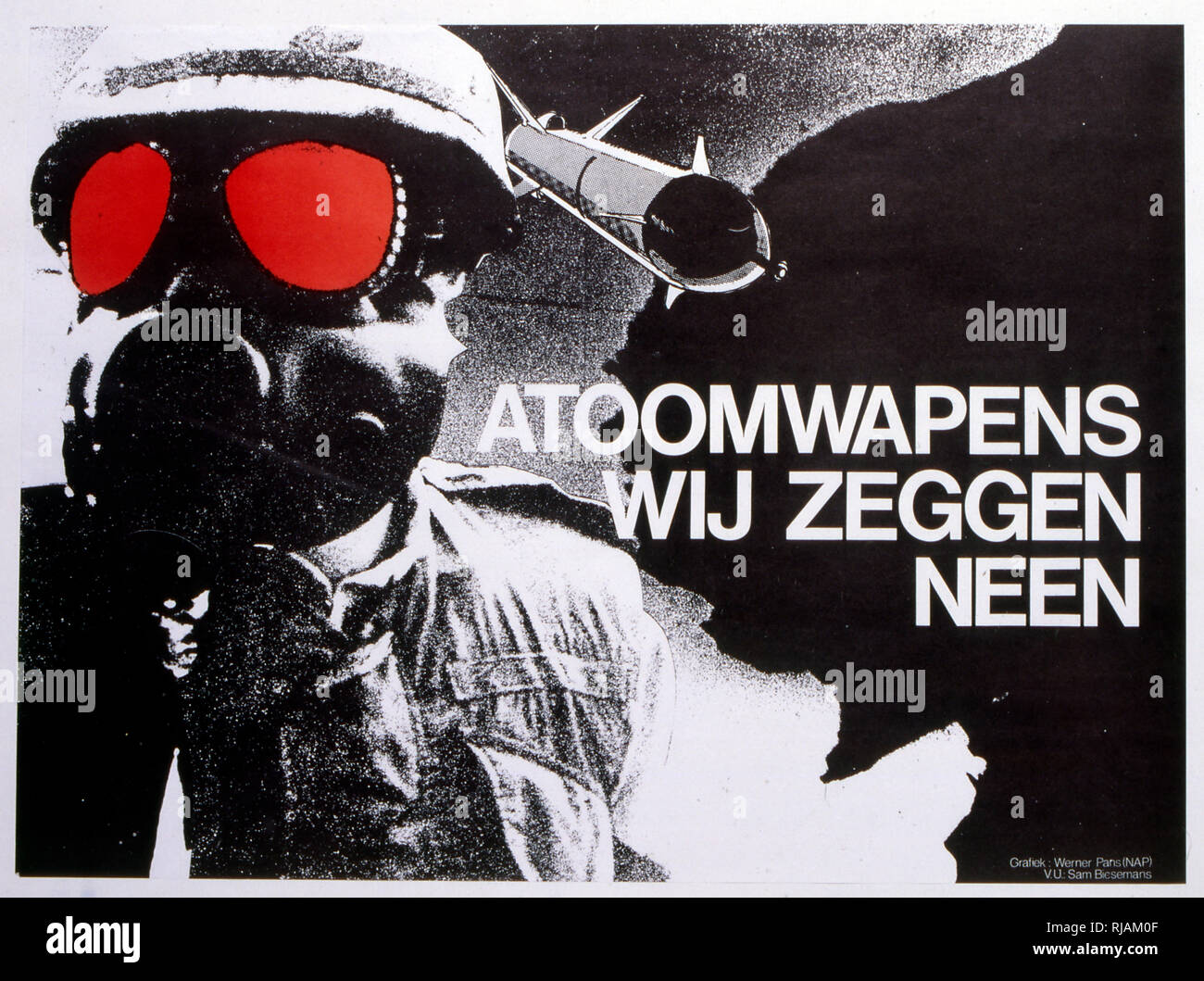 Atoomwapens Wij zeggen Neen (armes atomiques nous dire non), 1980 armes anti-nucléaire, de l'affiche. Soldat montre avec masque à gaz et de missiles nucléaires. publié par le Bureau européen des consommateurs conscients (Bruxelles, Belgique). La conception est par Sam Biesemans, graphique Werner casseroles (PAN). Banque D'Images
