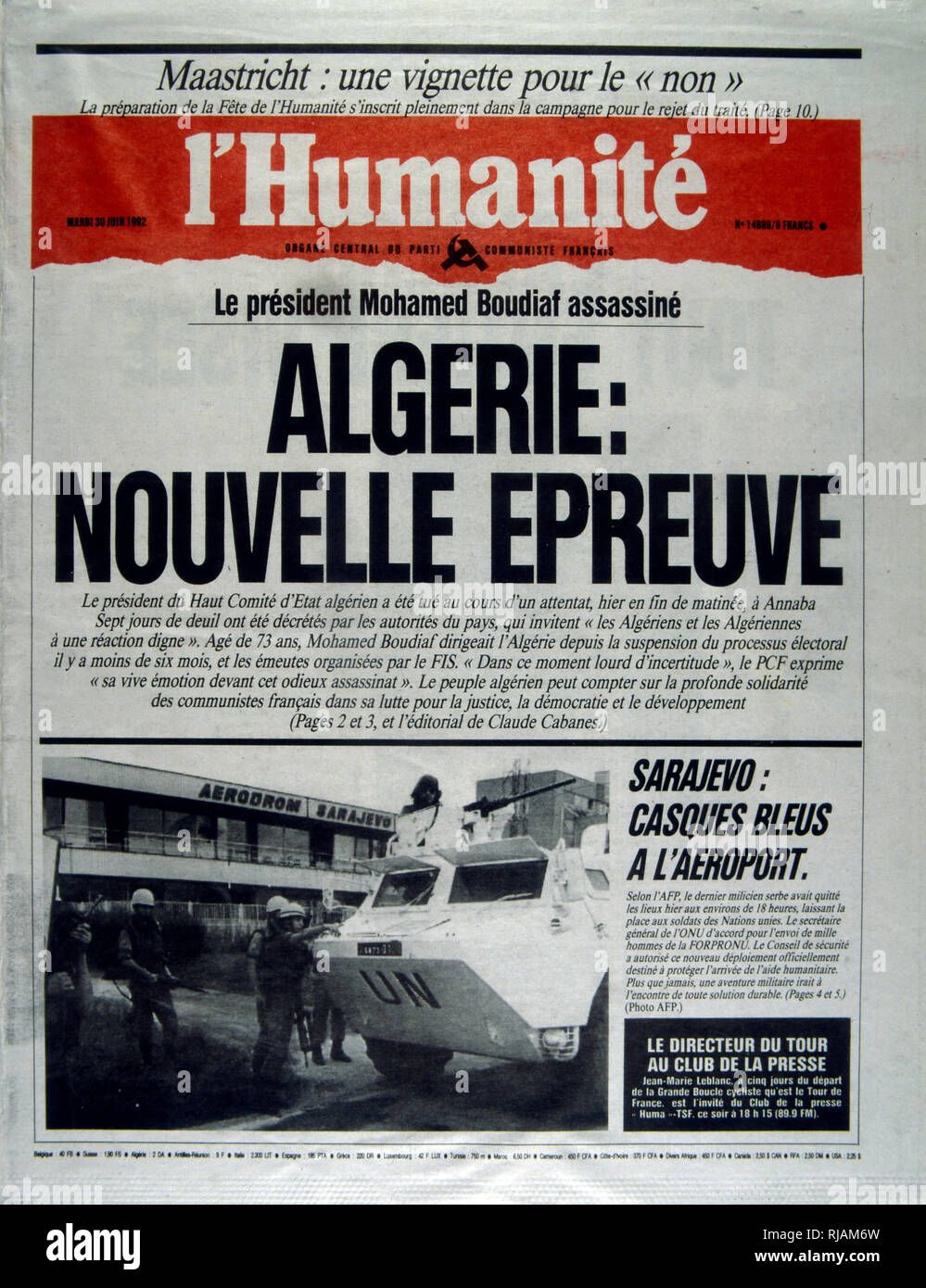 Première page du journal français 'L'humanité' après l'assassinat du Président algérien Boudaif en 1992. Mohamed Boudaif (1919 - 1992), dirigeant politique algérien. En février 1992, après un exil de 27 ans, l'armée l'a invité à devenir président du Haut Conseil d'Etat (HCE) de l'Algérie, une figure de proue de la junte militaire. Le 29 juin 1992, le mandat de Boudiaf président HCE a été interrompu après avoir été assassiné par un garde du corps lors d'un discours public télévisé à l'ouverture d'un centre culturel à Annaba, lors de sa première visite à l'extérieur Alger en tant que chef de l'Etat. Banque D'Images