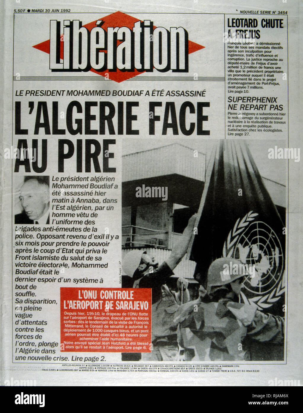 Première page du journal français "Libération" après l'assassinat du Président algérien Boudaif en 1992. Mohamed Boudaif (1919 - 1992), dirigeant politique algérien. En février 1992, après un exil de 27 ans, l'armée l'a invité à devenir président du Haut Conseil d'Etat (HCE) de l'Algérie, une figure de proue de la junte militaire. Le 29 juin 1992, le mandat de Boudiaf président HCE a été interrompu après avoir été assassiné par un garde du corps lors d'un discours public télévisé à l'ouverture d'un centre culturel à Annaba, lors de sa première visite à l'extérieur Alger en tant que chef de l'Etat. Banque D'Images