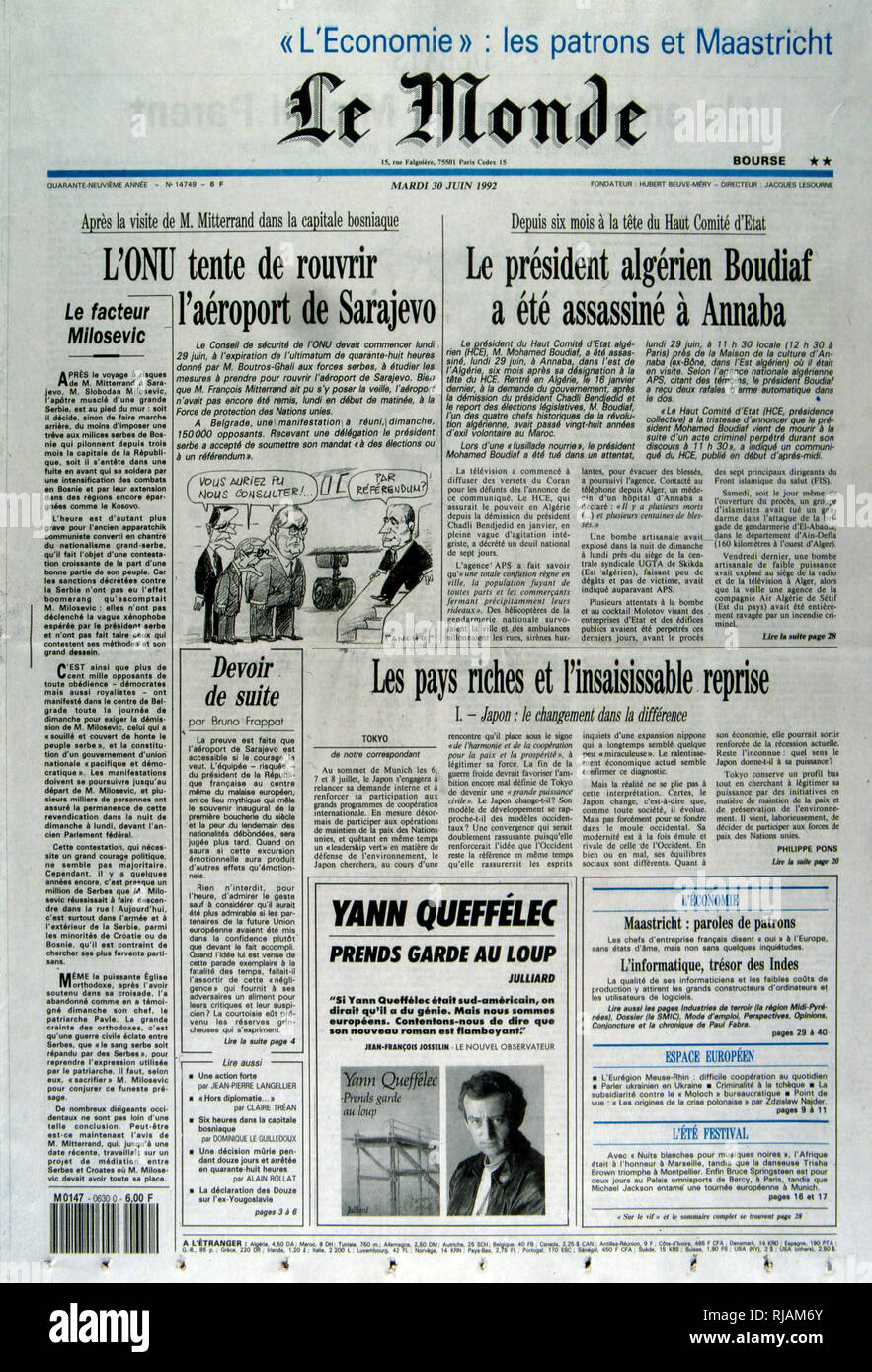 Première page du quotidien français 'Le Monde' après l'assassinat du Président algérien Boudaif en 1992. Mohamed Boudaif (1919 - 1992), dirigeant politique algérien. En février 1992, après un exil de 27 ans, l'armée l'a invité à devenir président du Haut Conseil d'Etat (HCE) de l'Algérie, une figure de proue de la junte militaire. Le 29 juin 1992, le mandat de Boudiaf président HCE a été interrompu après avoir été assassiné par un garde du corps lors d'un discours public télévisé à l'ouverture d'un centre culturel à Annaba, lors de sa première visite à l'extérieur Alger en tant que chef de l'Etat. Banque D'Images