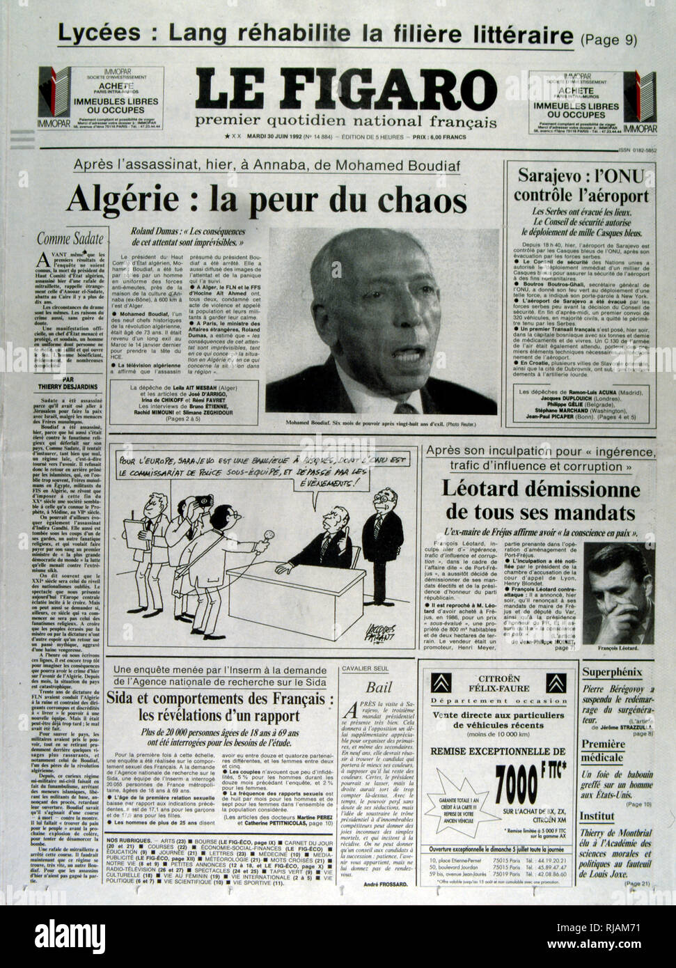 Première page du quotidien français 'Le Figaro' après l'assassinat du Président algérien Boudaif en 1992. Mohamed Boudaif (1919 - 1992), dirigeant politique algérien. En février 1992, après un exil de 27 ans, l'armée l'a invité à devenir président du Haut Conseil d'Etat (HCE) de l'Algérie, une figure de proue de la junte militaire. Le 29 juin 1992, le mandat de Boudiaf président HCE a été interrompu après avoir été assassiné par un garde du corps lors d'un discours public télévisé à l'ouverture d'un centre culturel à Annaba, lors de sa première visite à l'extérieur Alger en tant que chef de l'Etat. Banque D'Images
