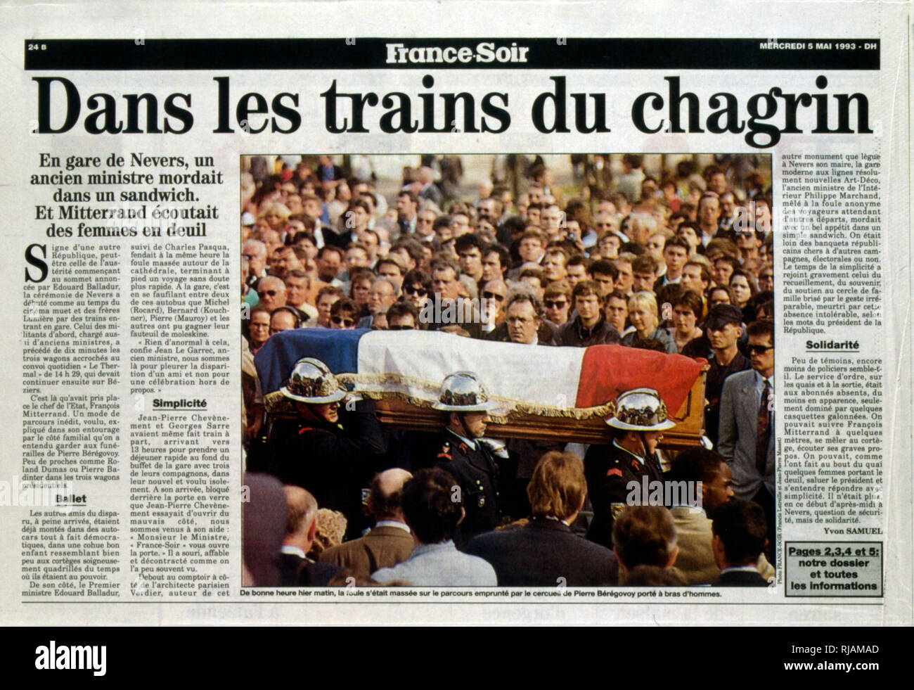 La page Journal Français 'France-Soir' après les funérailles de Pierre BEREGOVOY, mai 1993. Eugène Pierre BEREGOVOY (1925 - 1 mai 1993) était un homme politique français qui a servi comme Premier Ministre de la France sous le président François Mitterrand, du 2 avril 1992 au 29 mars 1993. Il s'est suicidé. Banque D'Images