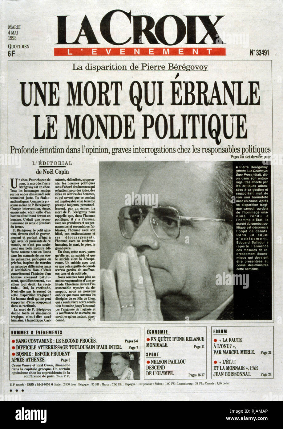 Première page du journal français 'Le Croix' après les funérailles de Pierre BEREGOVOY, mai 1993. Eugène Pierre BEREGOVOY (1925 - 1 mai 1993) était un homme politique français qui a servi comme Premier Ministre de la France sous le président François Mitterrand, du 2 avril 1992 au 29 mars 1993. Il s'est suicidé. Banque D'Images