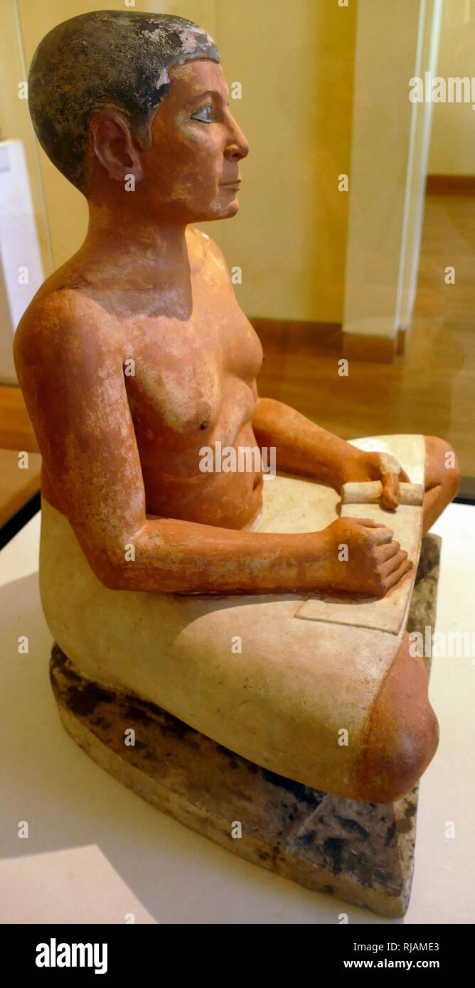 La sculpture du Scribe assis ou accroupi Scribe est un célèbre ouvrage de l'art égyptien antique qu'il représente une figure d'un scribe assis au travail. La sculpture a été découvert à Saqqara, au nord de l'allée de sphinx conduisant à le Serapeum de Saqqarah, en 1850 et daté de la période de l'Ancien Empire, à partir de la Ve dynastie, ch. 2450-2325 BCE ou la 4ème dynastie, 2620-2500 avant notre ère. Il est maintenant dans le musée du Louvre à Paris. Banque D'Images