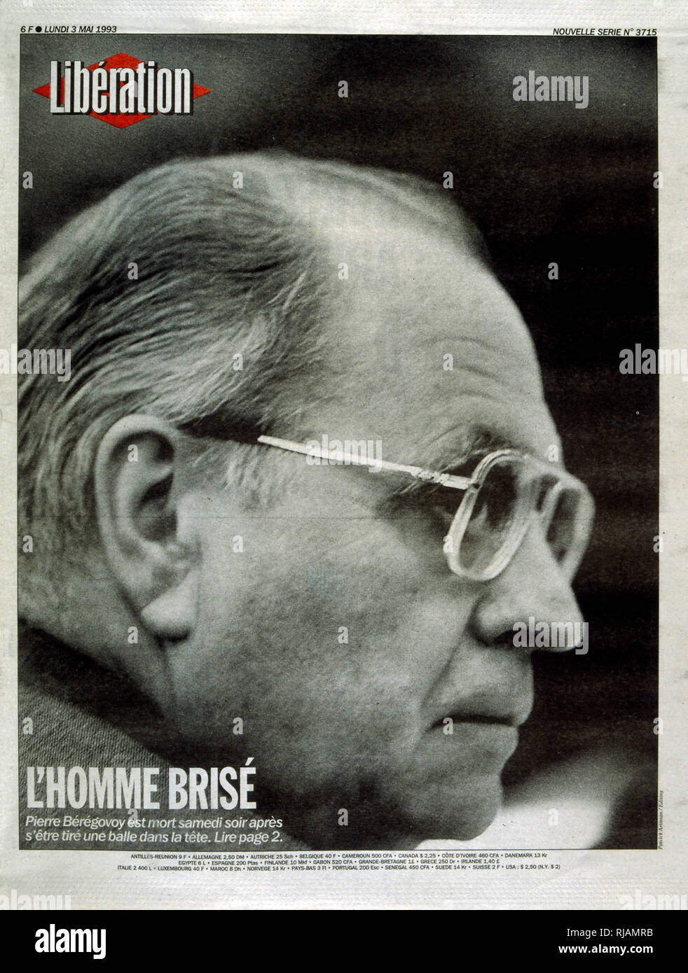 Couverture de la publication française "Libération" après le suicide de Pierre BEREGOVOY, mai 1993. Eugène Pierre BEREGOVOY (1925 - 1 mai 1993) était un homme politique français qui a servi comme Premier Ministre de la France sous le président François Mitterrand, du 2 avril 1992 au 29 mars 1993. Il s'est suicidé. Son successeur au poste de Premier Ministre, Edouard Balladur, est vu quitter l'enterrement à Nevers. Banque D'Images