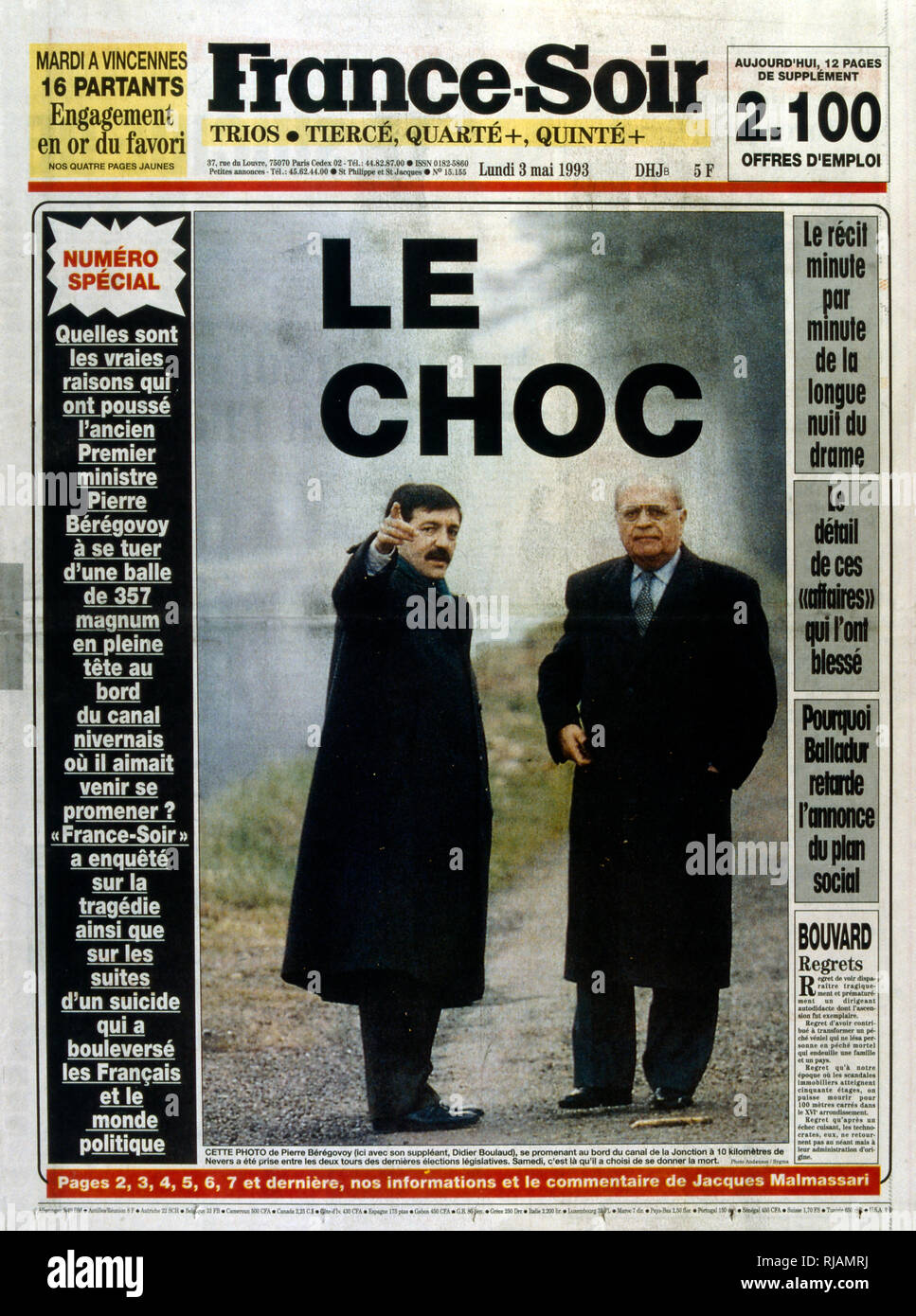 Couverture de la publication française 'France-Soir' après le suicide de Pierre BEREGOVOY, mai 1993. Eugène Pierre BEREGOVOY (1925 - 1 mai 1993) était un homme politique français qui a servi comme Premier Ministre de la France sous le président François Mitterrand, du 2 avril 1992 au 29 mars 1993. Il s'est suicidé. Son successeur au poste de Premier Ministre, Edouard Balladur, est vu quitter l'enterrement à Nevers. Banque D'Images