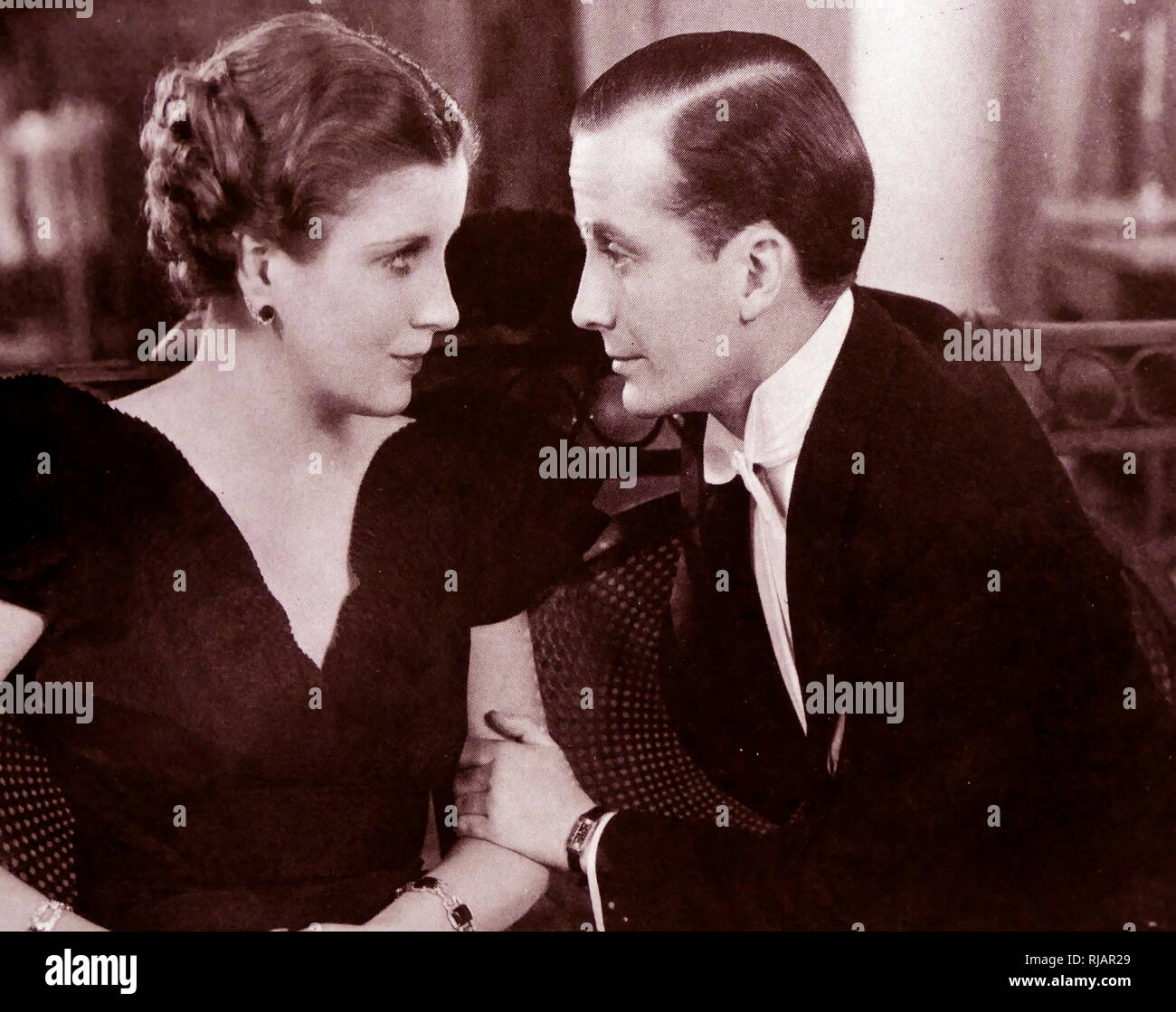 Plus d'un fleuve est un film américain de 1934 réalisé par James Whale. Il a été produit et distribué par Universal Pictures et vedette Colin Clive, Diana Wynyard et comédienne Mme Patrick Campbell dans l'une de ses très peu de films. Le film a marqué les débuts à l'écran Jane Wyatt, basé sur un roman de 1933 par John Galsworthy. Banque D'Images