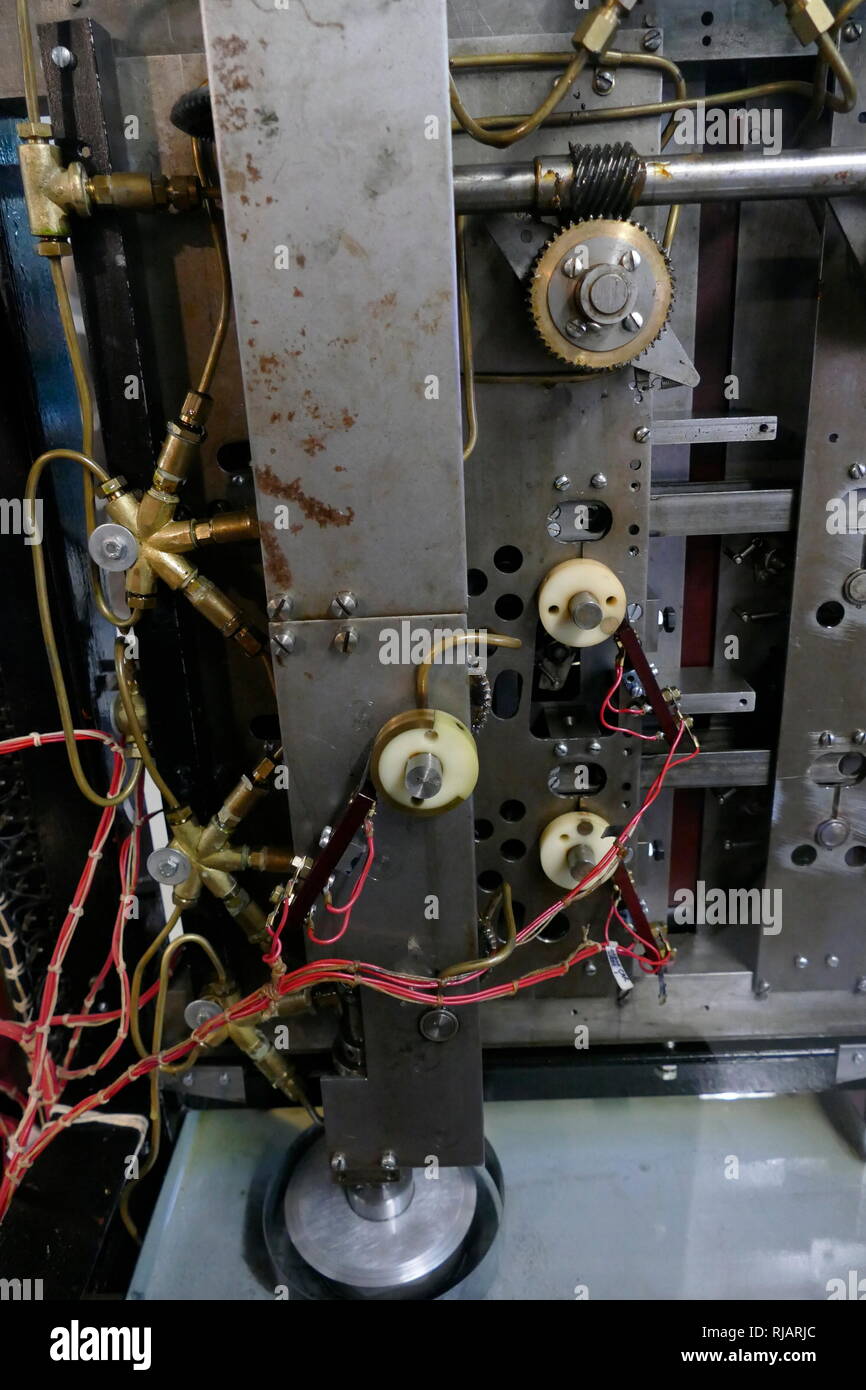 La bombe était un dispositif électro-mécanique utilisé par cryptologists britannique pour aider à déchiffrer l'allemand Enigma-machine-encrypted messages secrets durant la Seconde Guerre mondiale. La conception initiale de la bombe a été produit en 1939 à la UK Government Code et Cypher School (GC&CS) à Bletchley Park par Alan Turing Banque D'Images